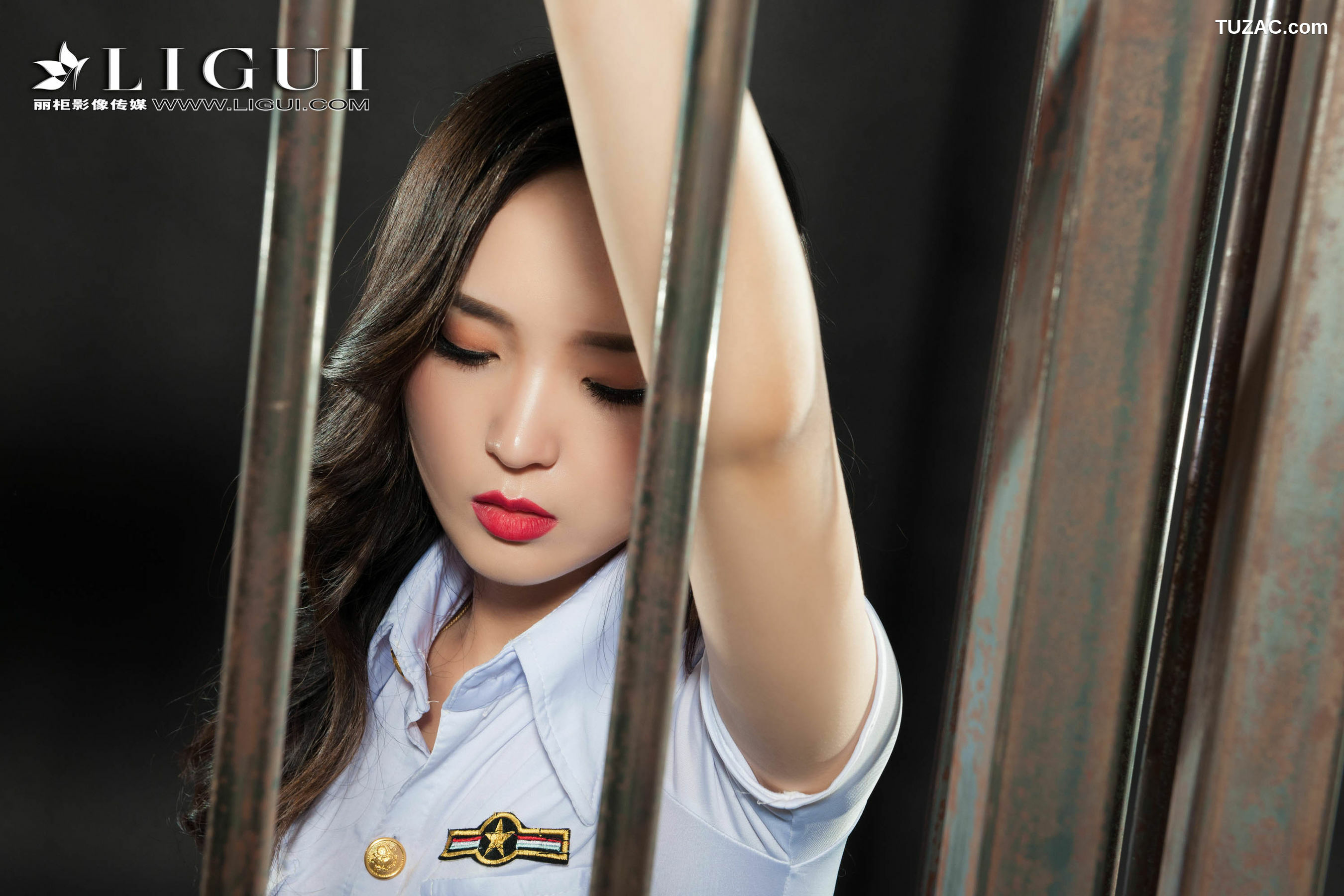 丽柜_足模小戈《黑丝镣铐女警》 写真集[73P]