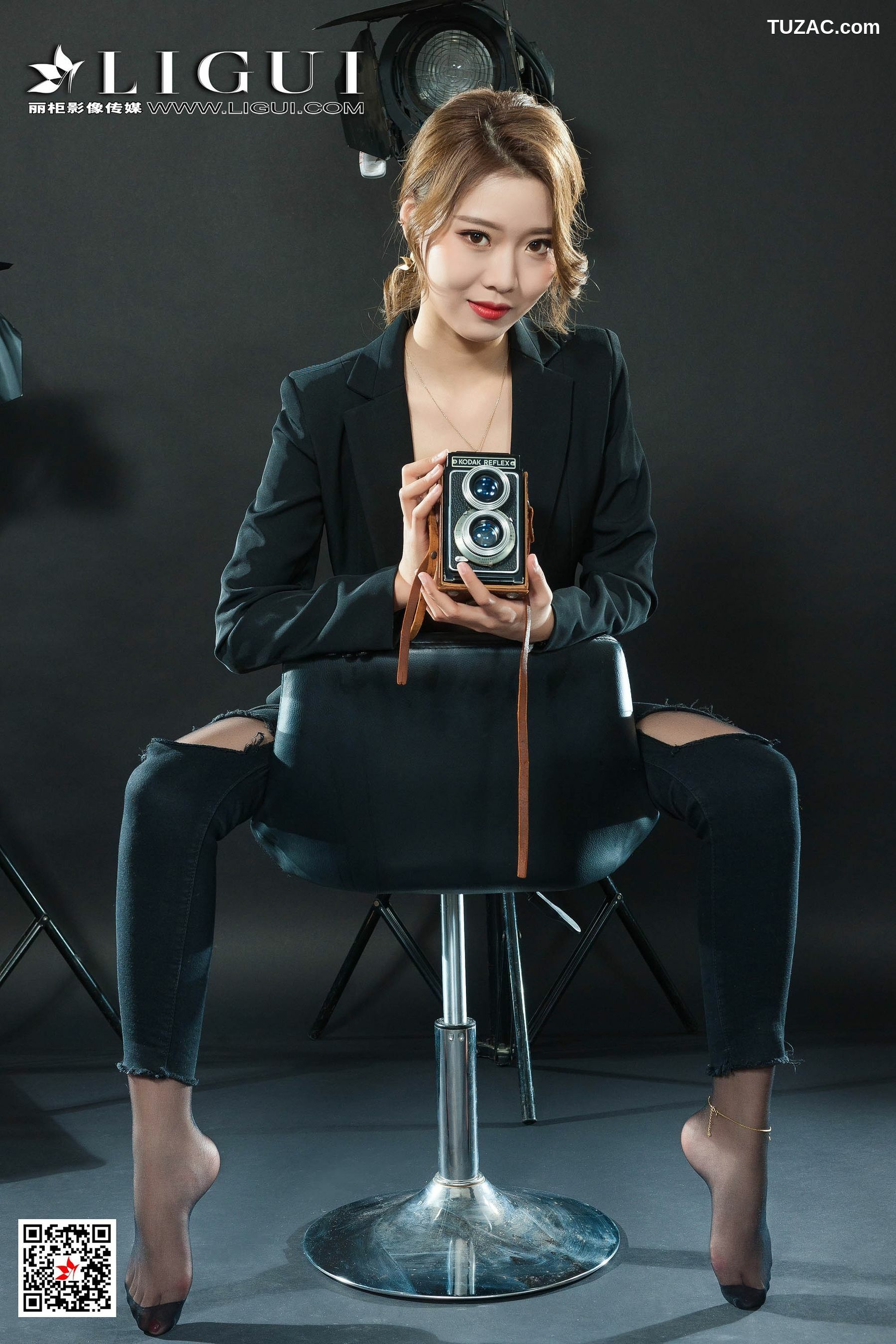 丽柜_钟情《破洞牛仔黑丝OL》 写真集[79P]