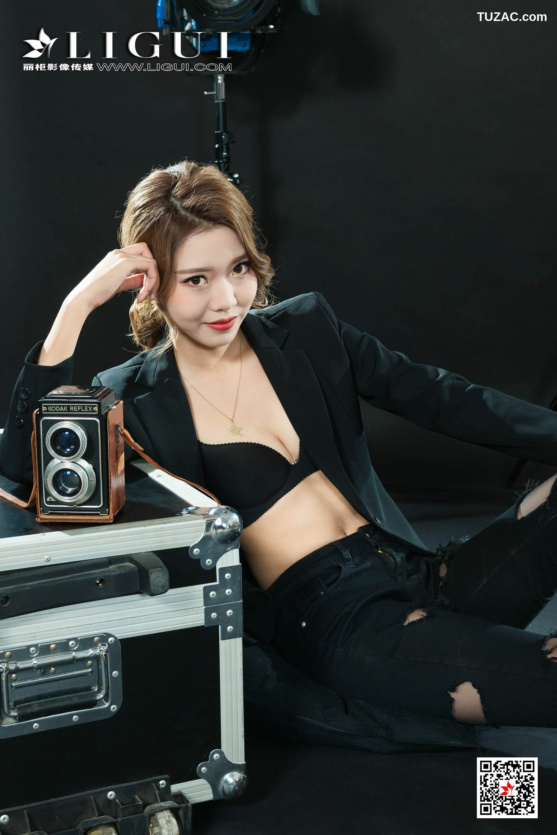 丽柜_钟情《破洞牛仔黑丝OL》 写真集[79P]