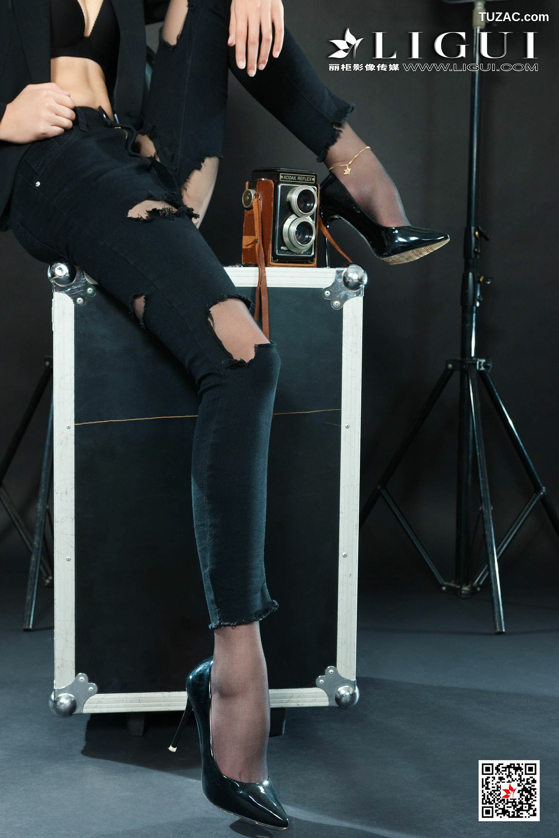 丽柜_钟情《破洞牛仔黑丝OL》 写真集[79P]
