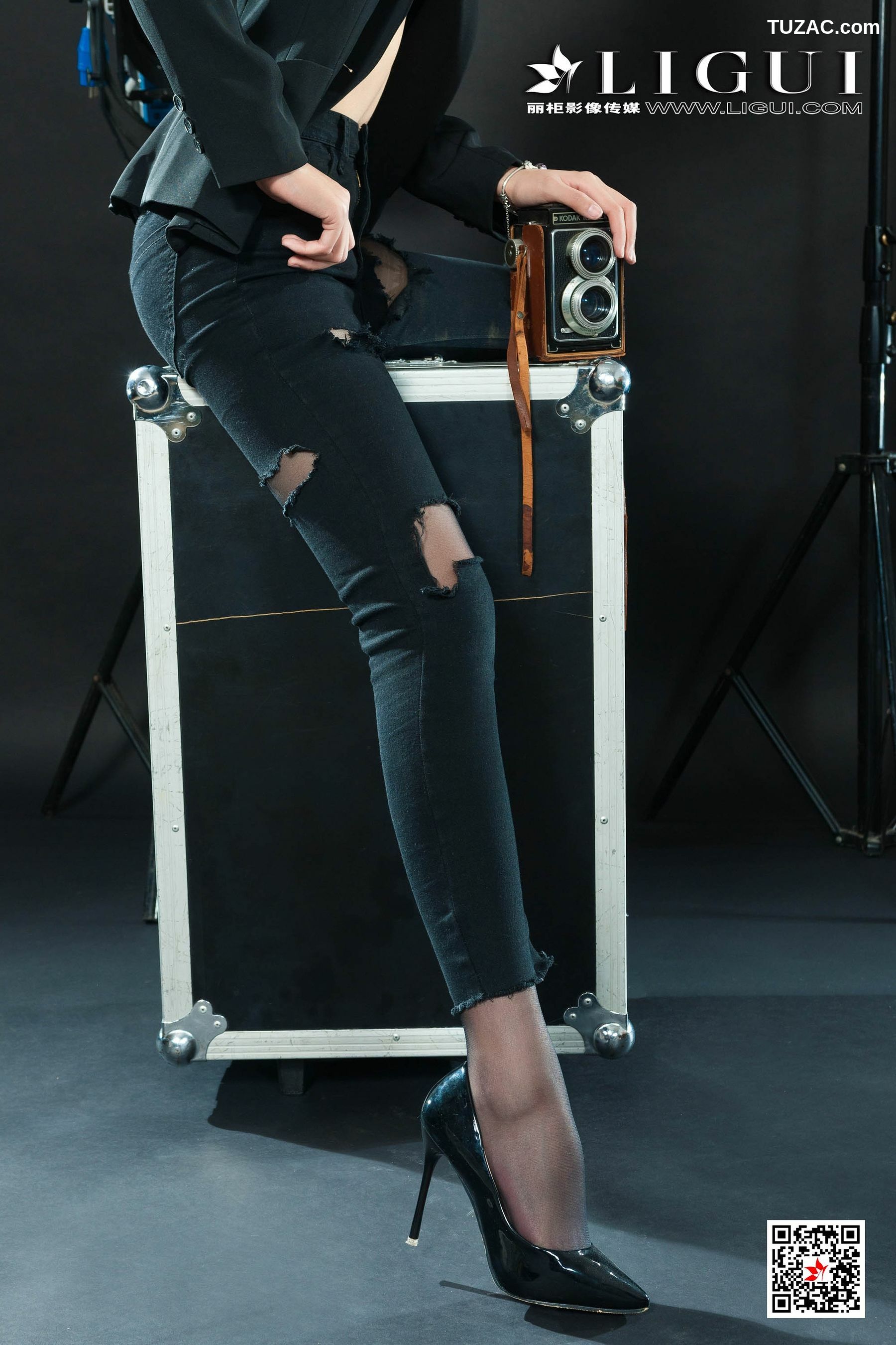 丽柜_钟情《破洞牛仔黑丝OL》 写真集[79P]