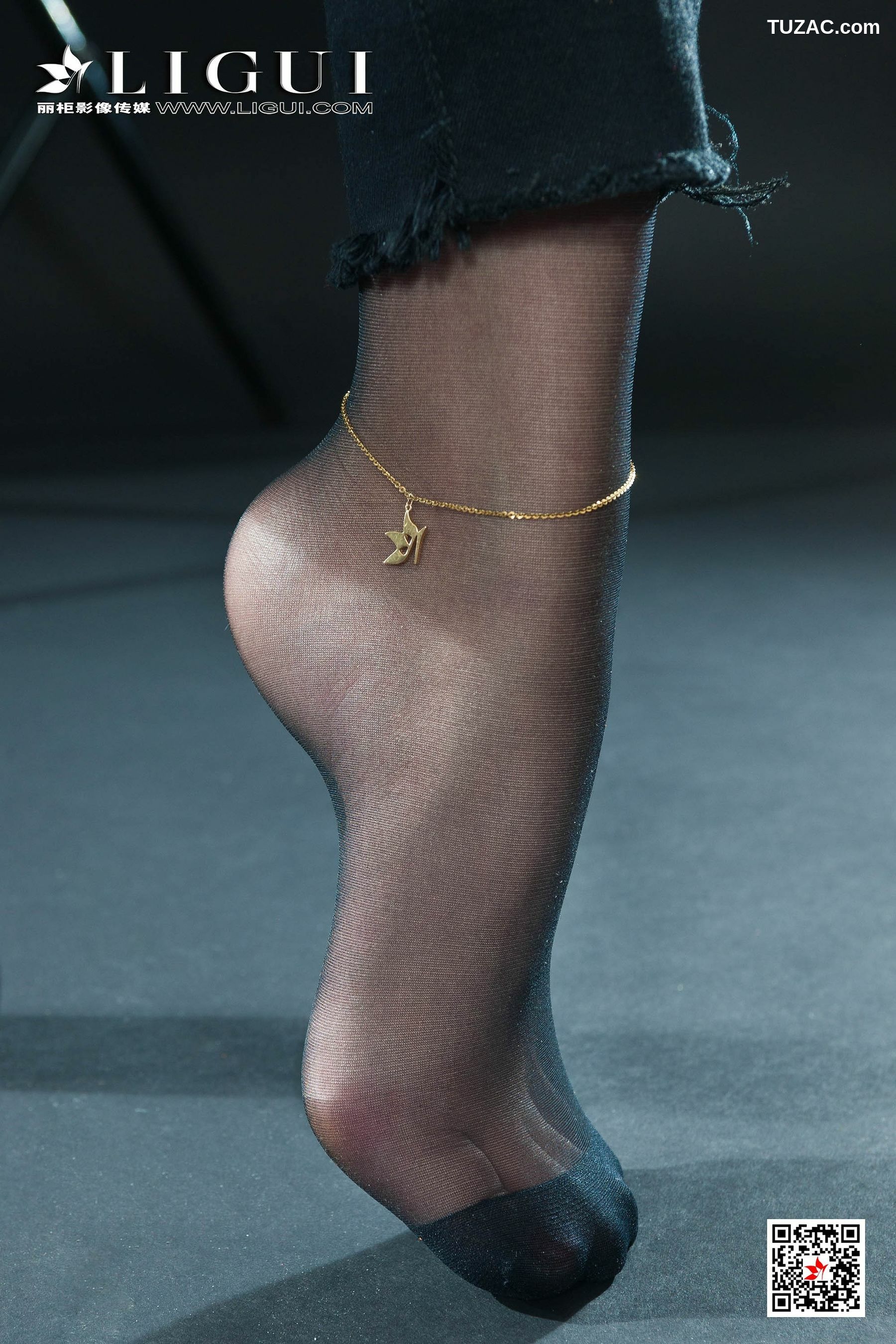 丽柜_钟情《破洞牛仔黑丝OL》 写真集[79P]