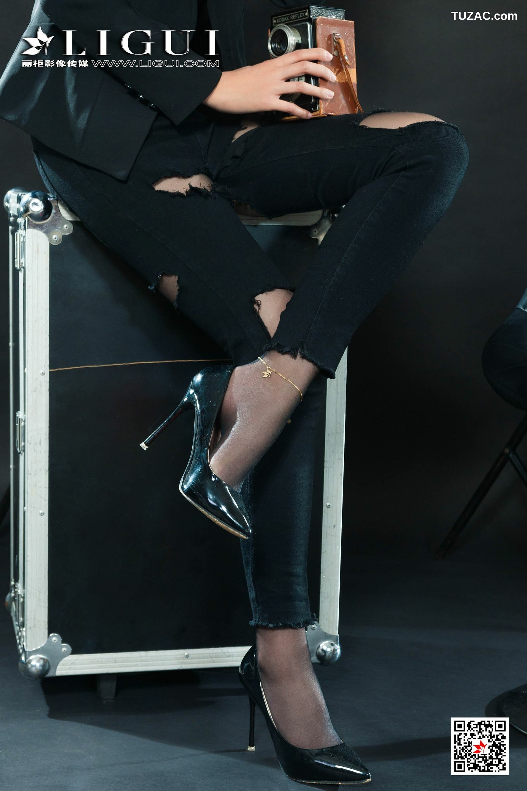 丽柜_钟情《破洞牛仔黑丝OL》 写真集[79P]