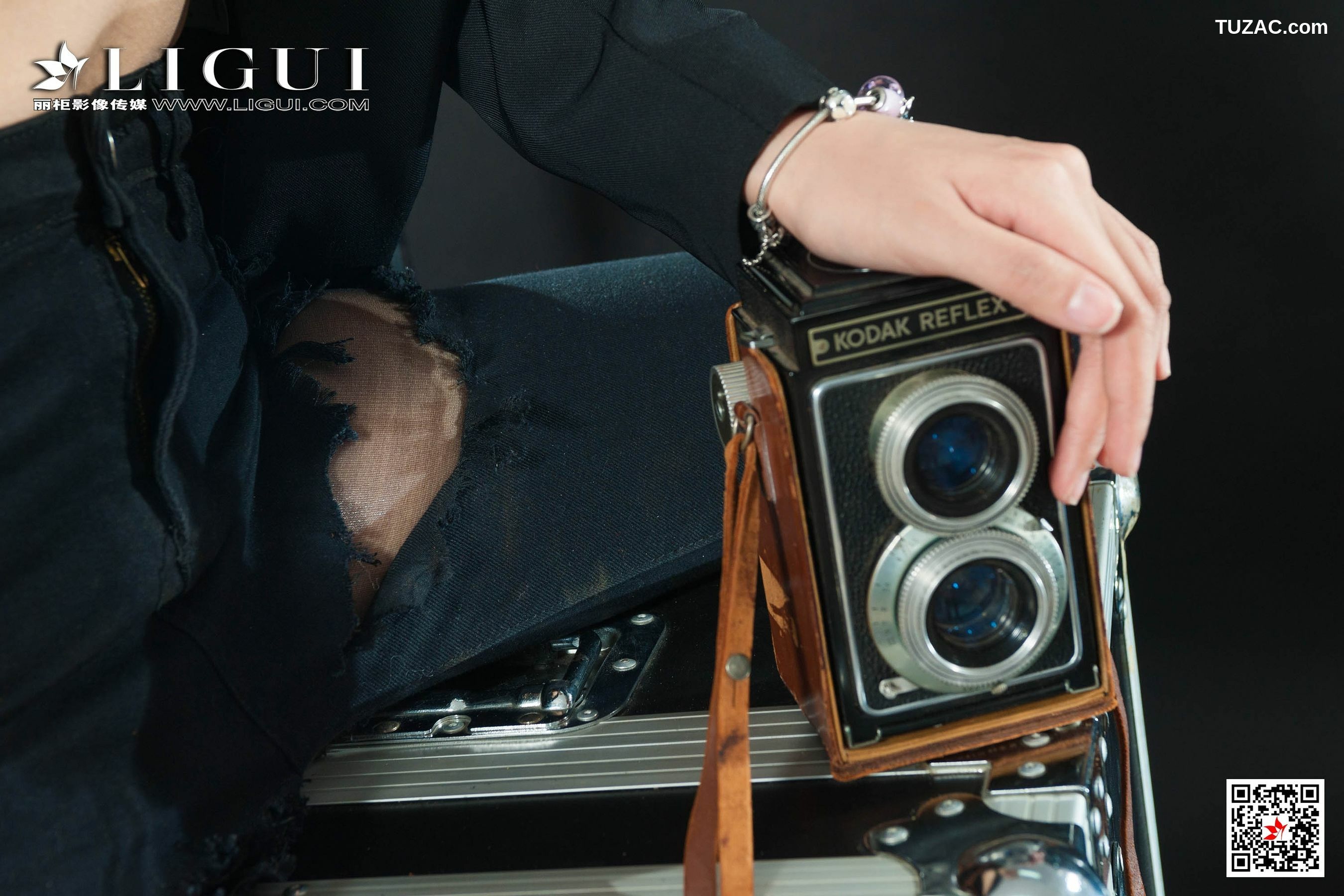 丽柜_钟情《破洞牛仔黑丝OL》 写真集[79P]