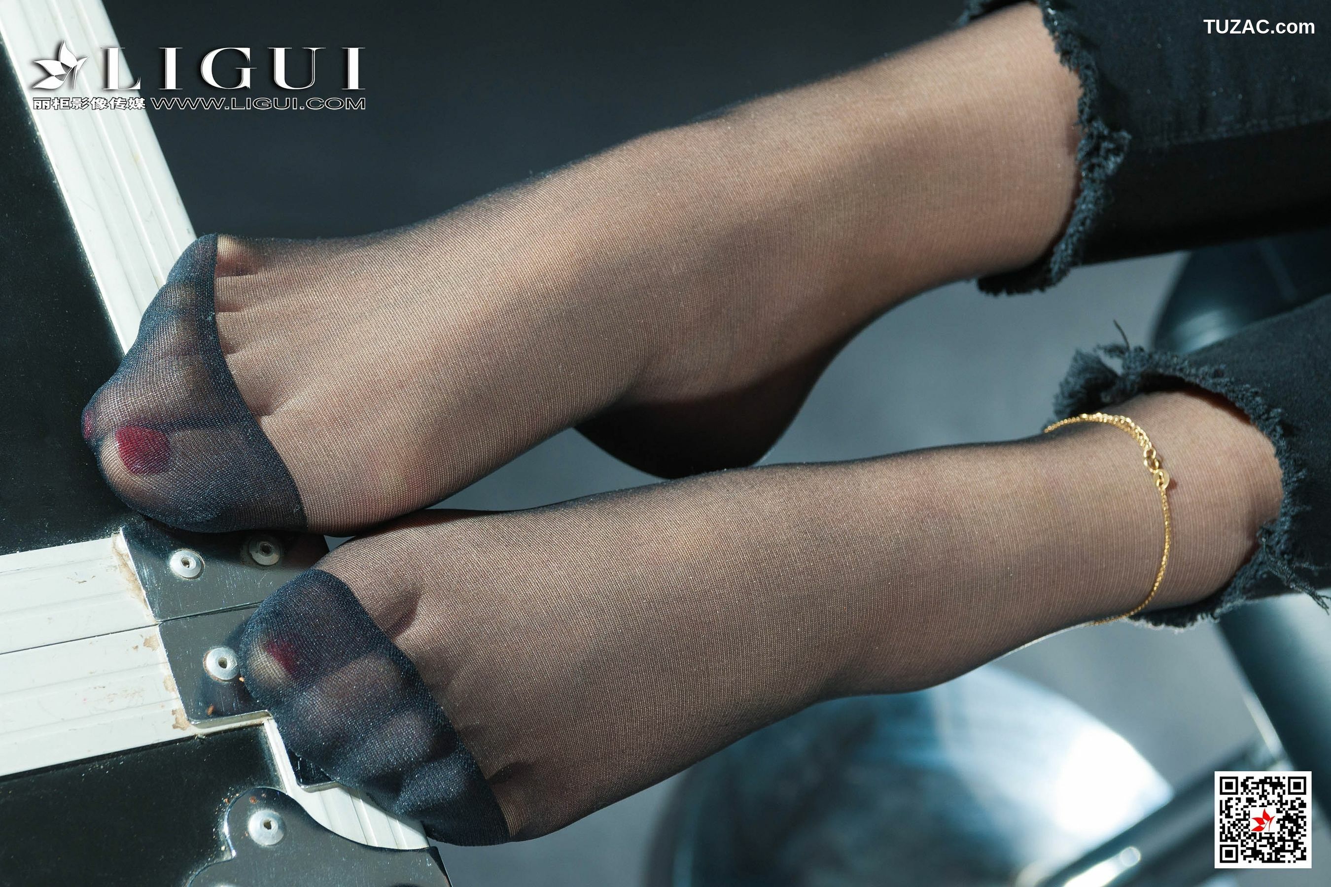 丽柜_钟情《破洞牛仔黑丝OL》 写真集[79P]