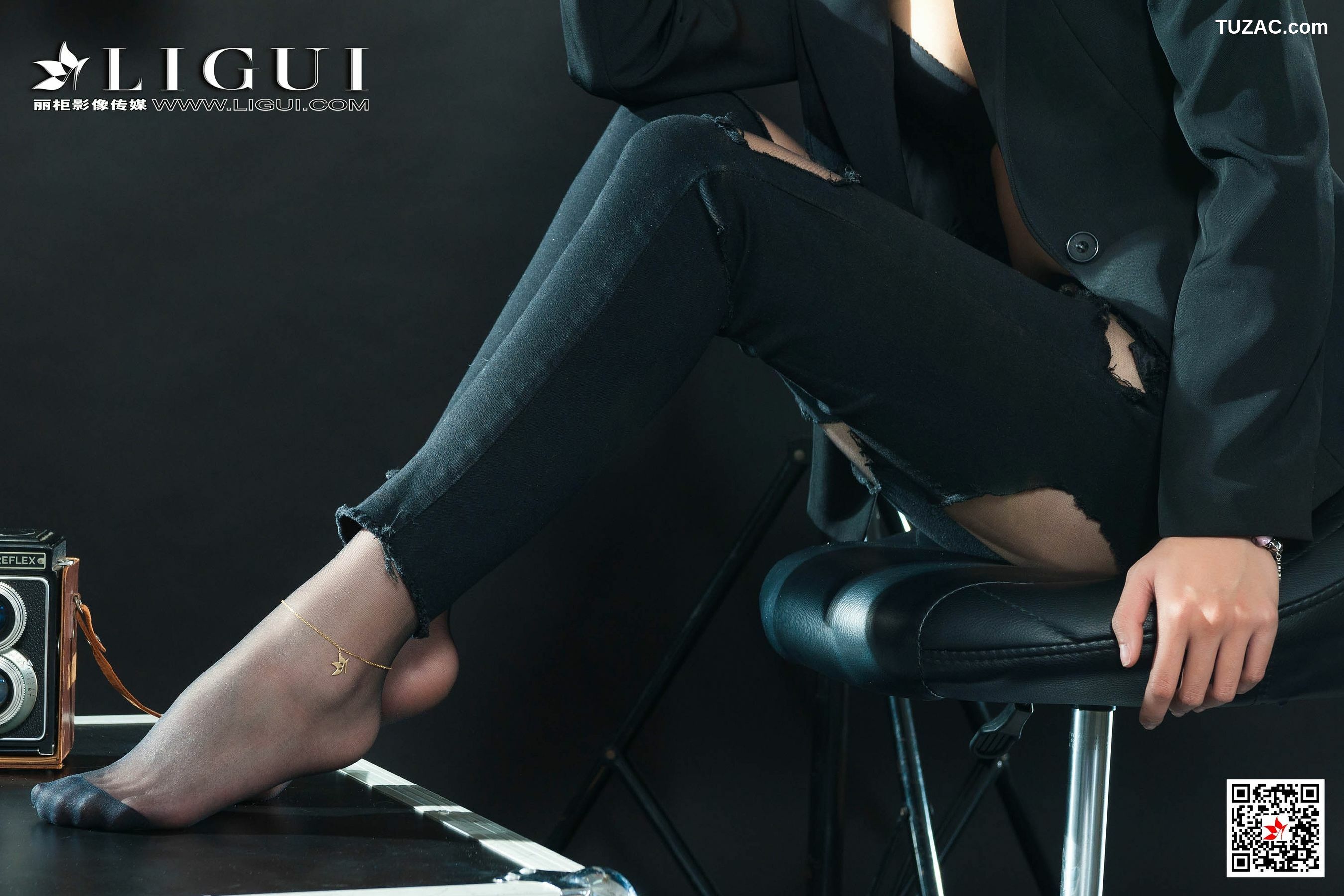 丽柜_钟情《破洞牛仔黑丝OL》 写真集[79P]
