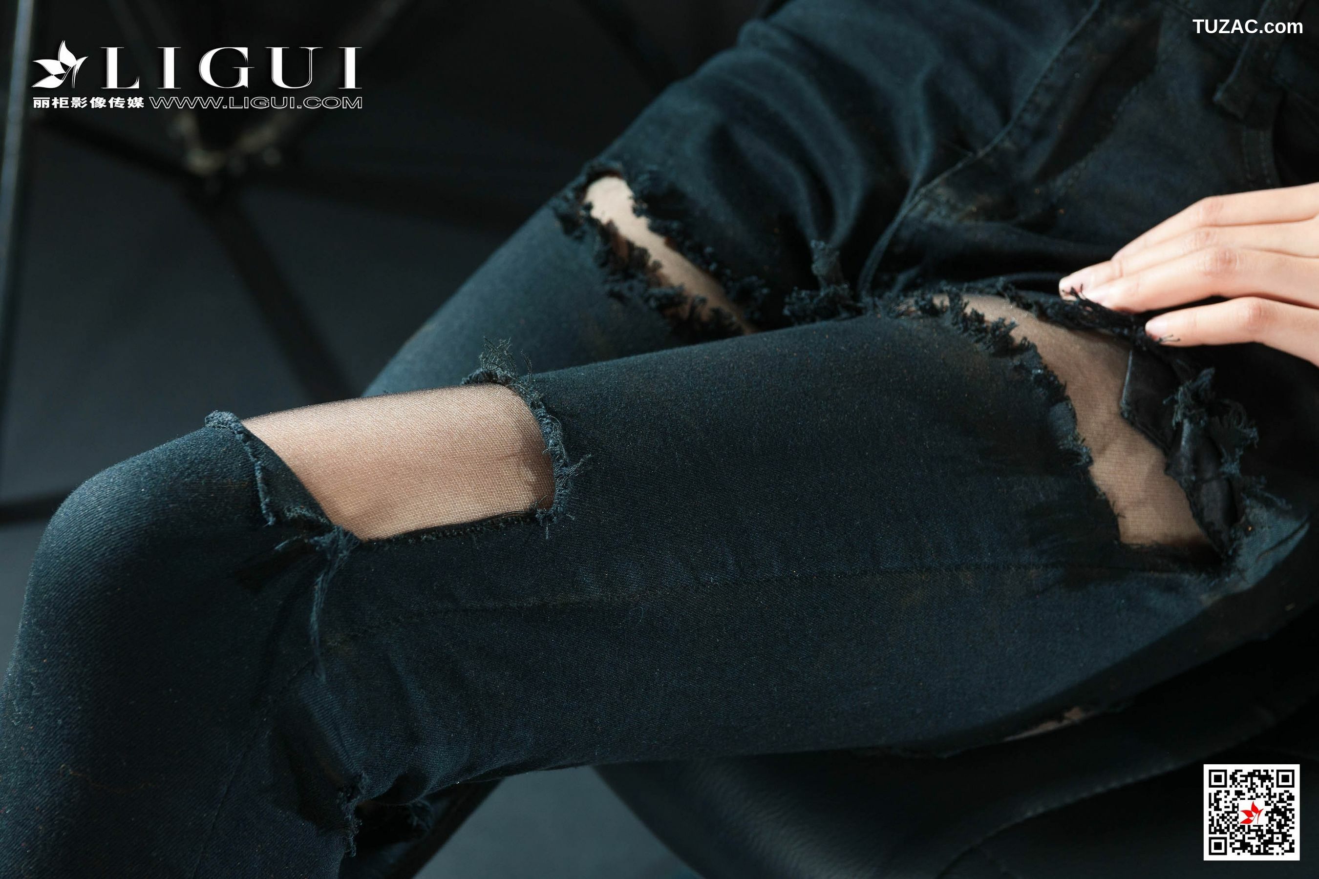 丽柜_钟情《破洞牛仔黑丝OL》 写真集[79P]