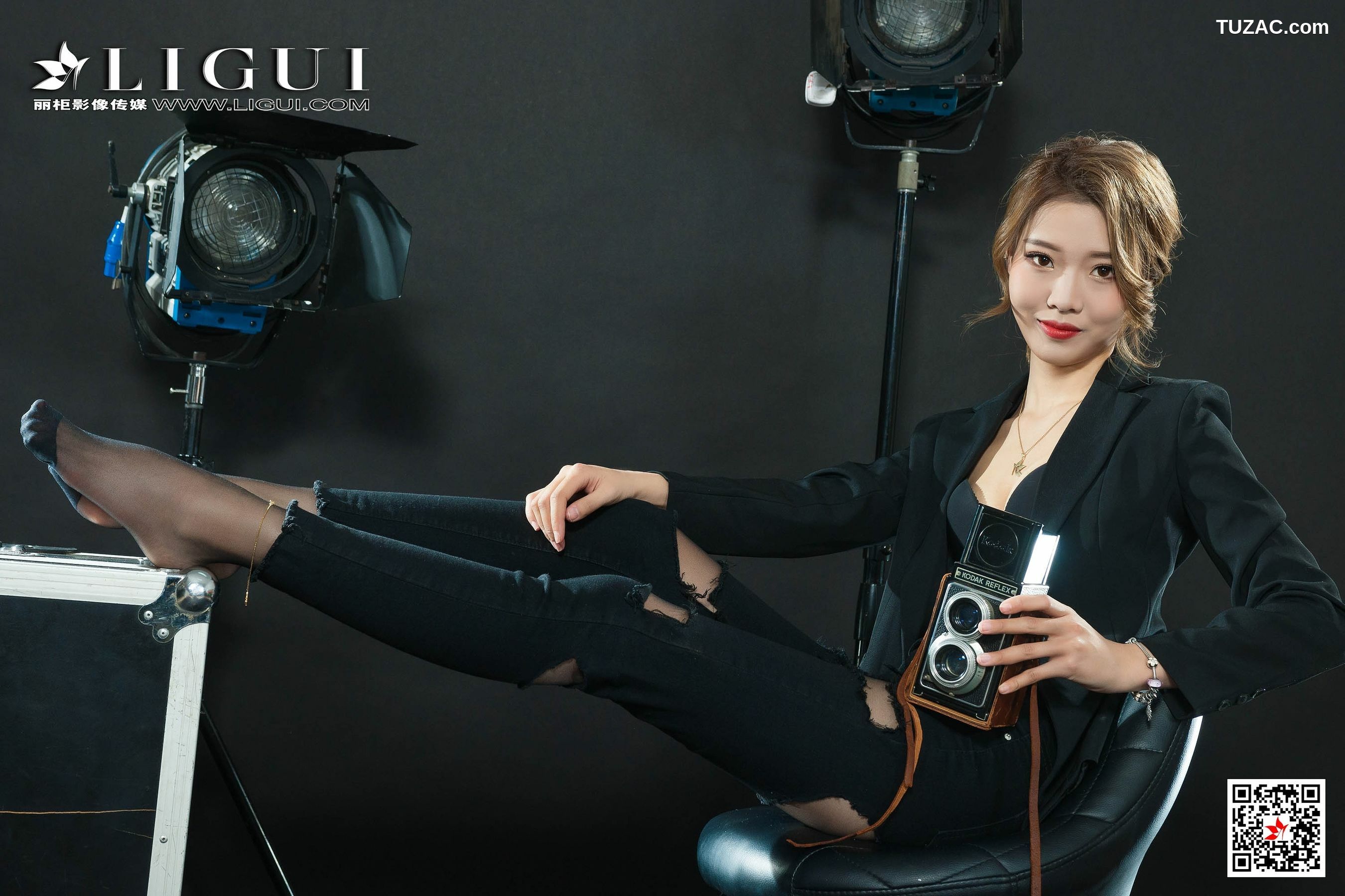 丽柜_钟情《破洞牛仔黑丝OL》 写真集[79P]