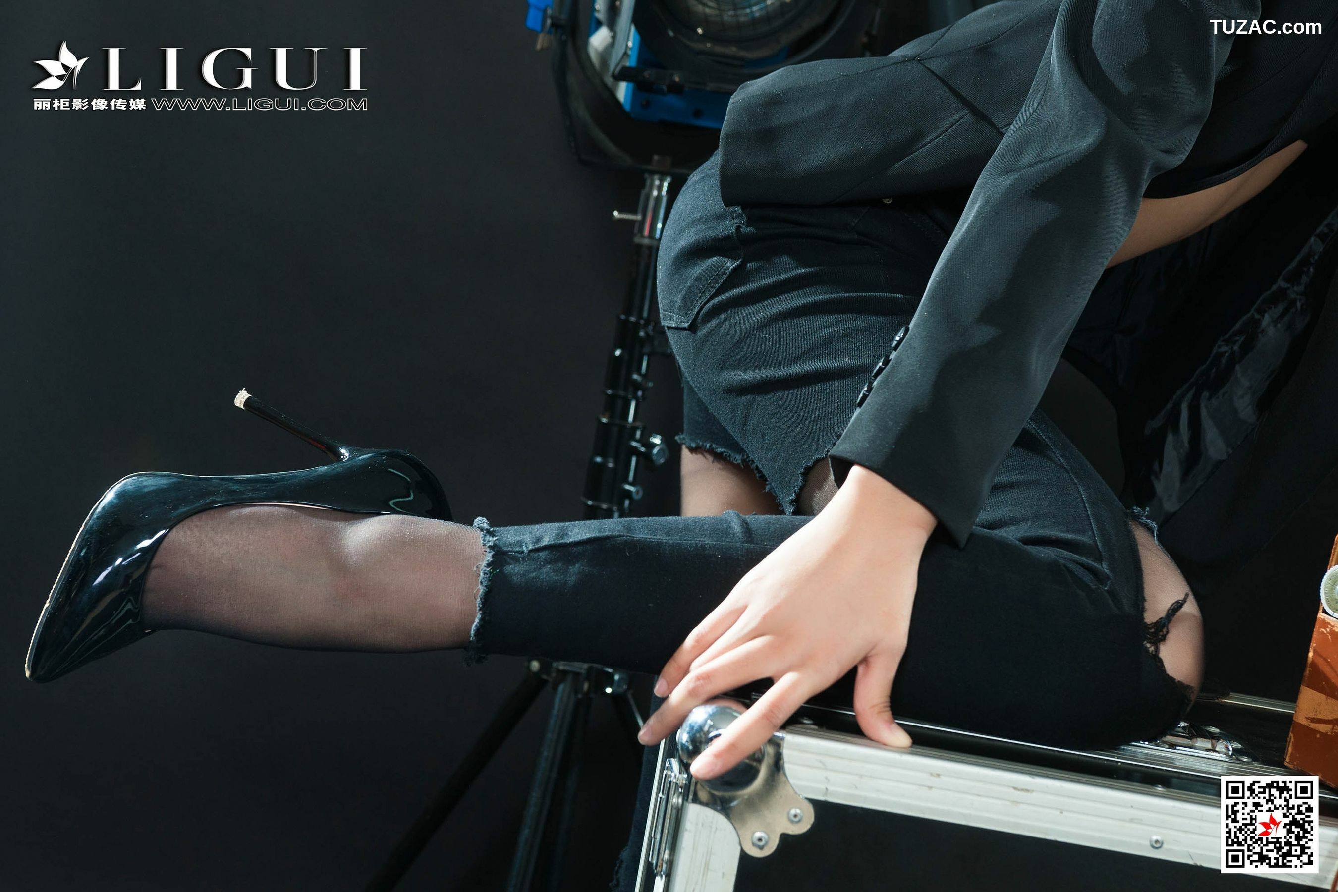 丽柜_钟情《破洞牛仔黑丝OL》 写真集[79P]