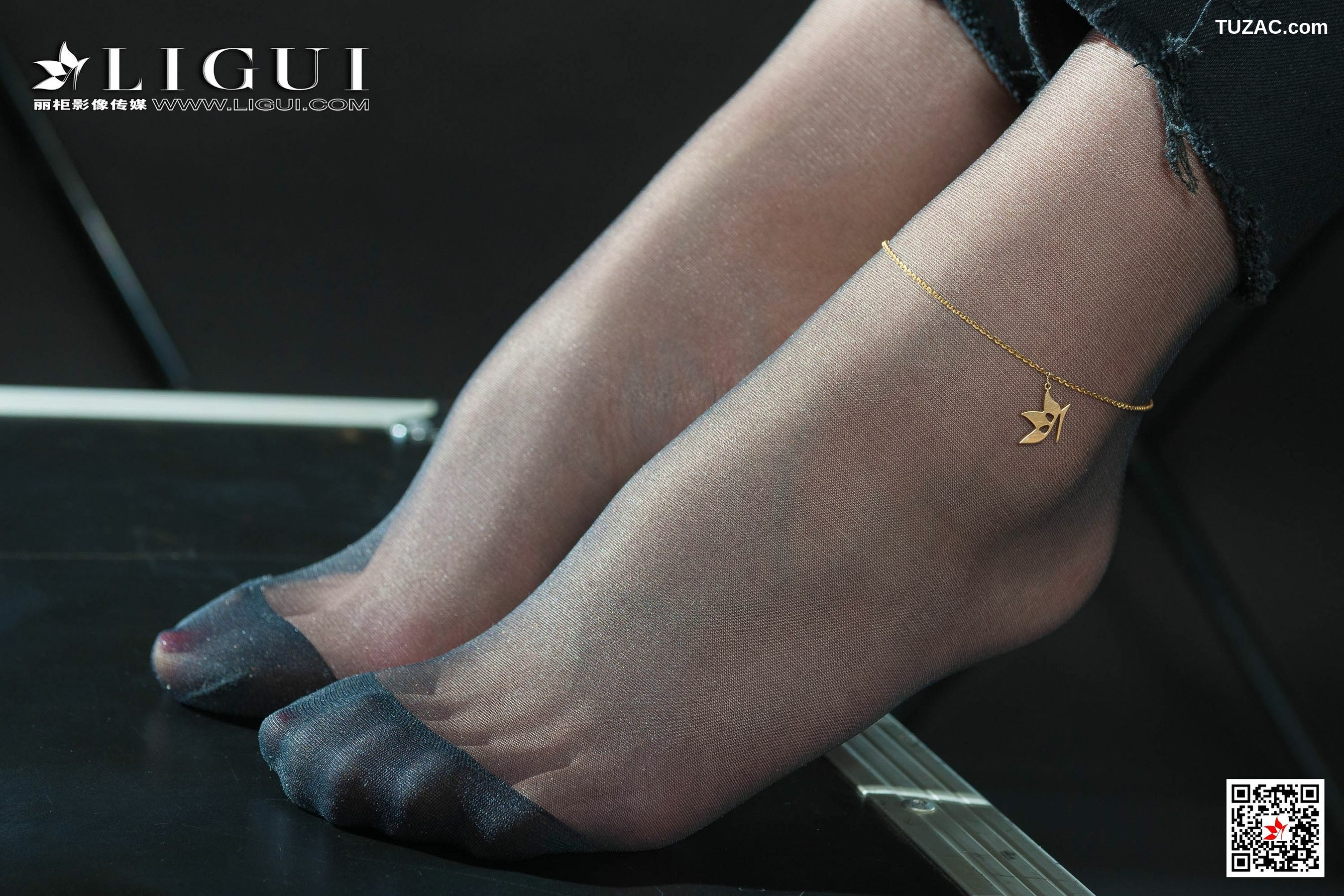 丽柜_钟情《破洞牛仔黑丝OL》 写真集[79P]