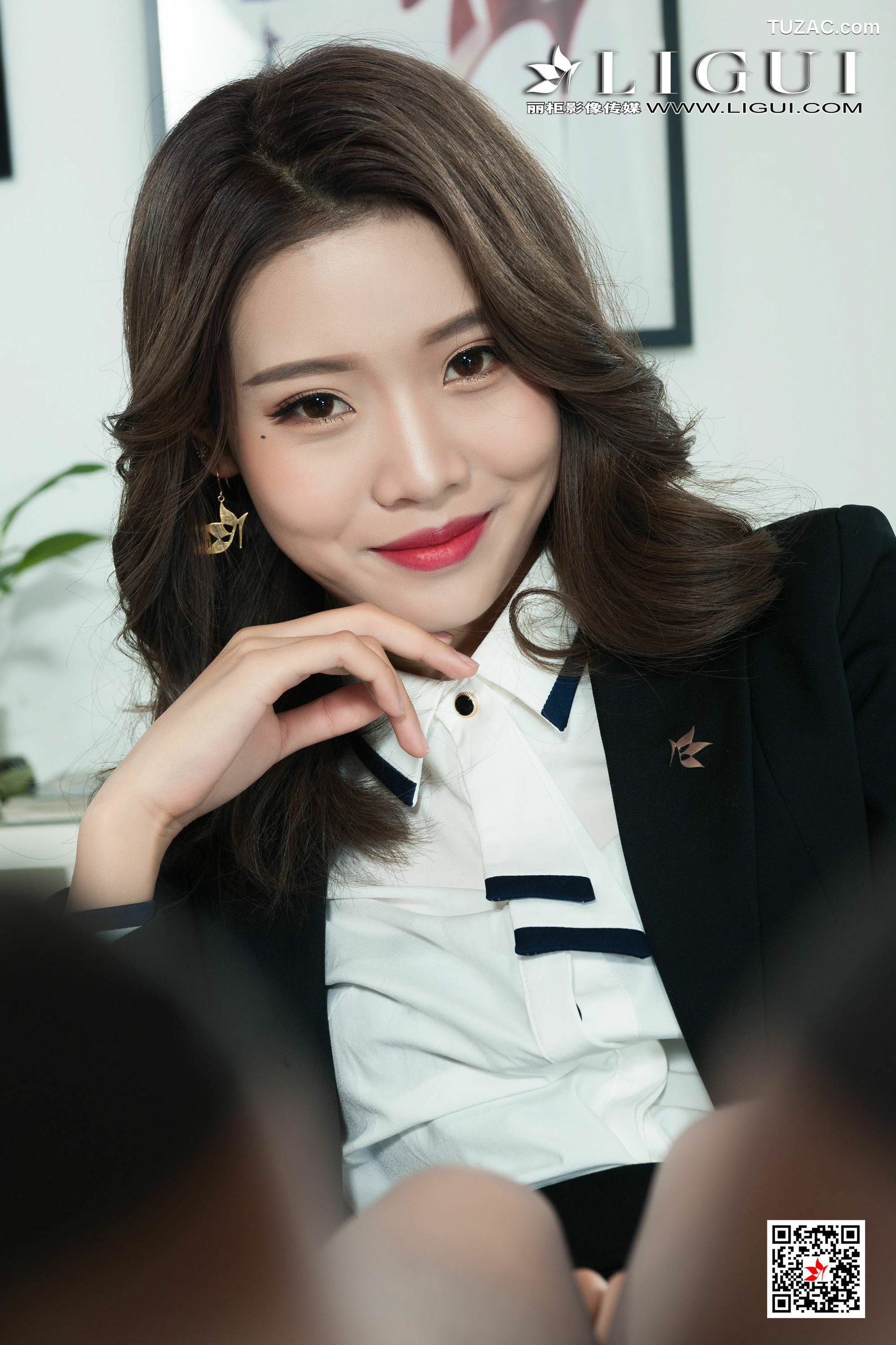 丽柜_钟晴 《莲丝俏文秘》  写真集[72P]