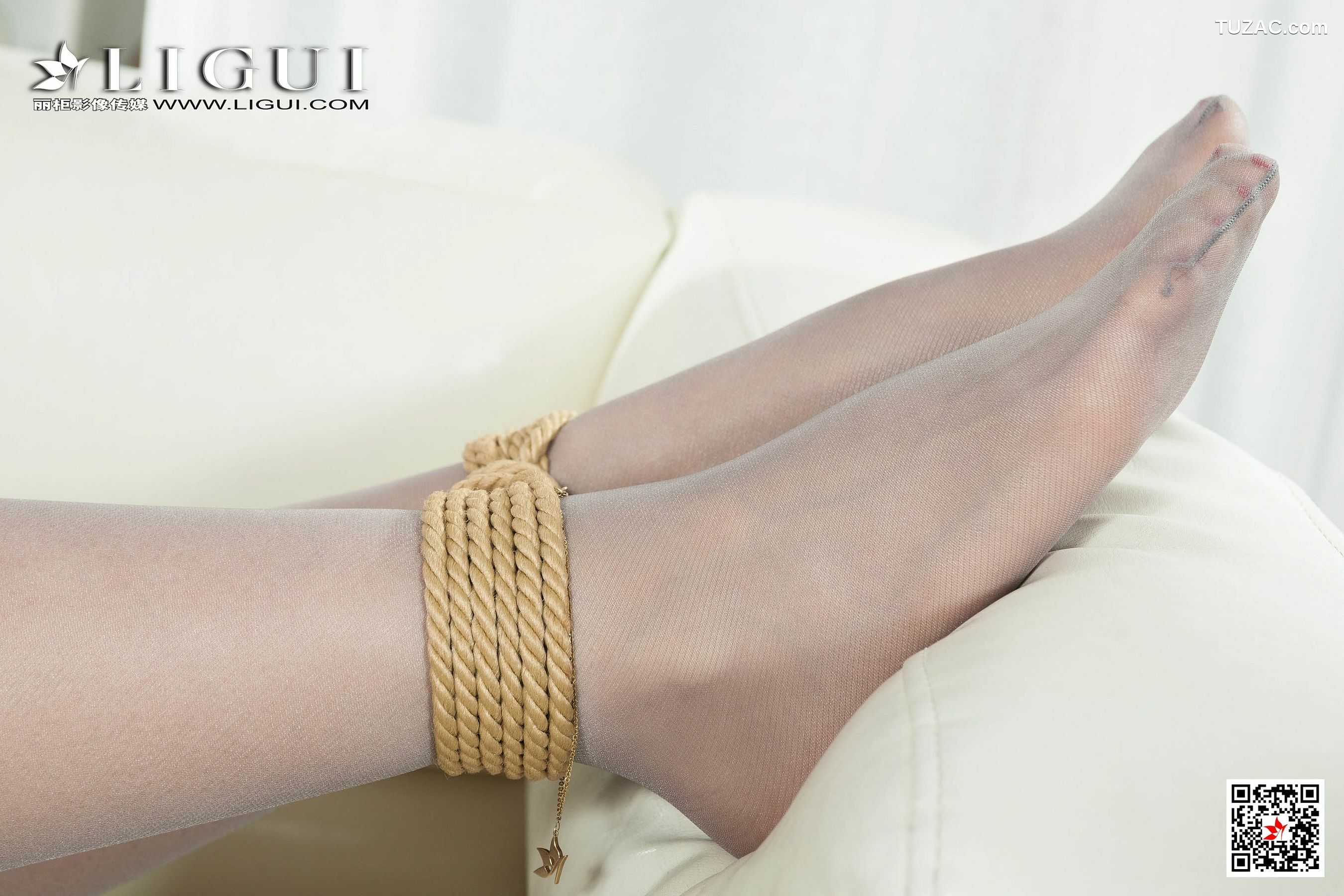 丽柜_钟晴《灰丝粉护士》 写真集[67P]