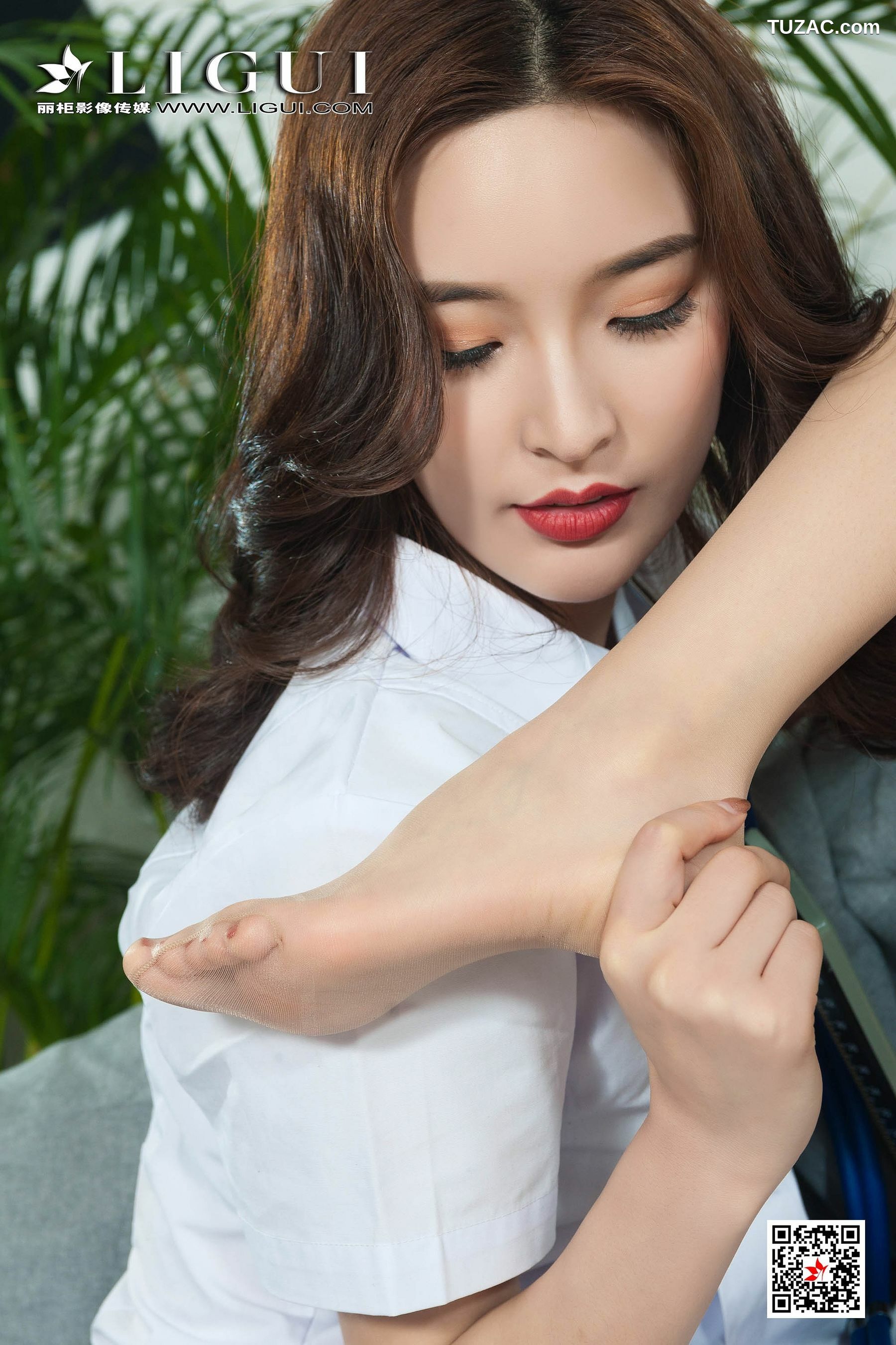 丽柜_雪糕&amp;amp;兔子《医生与OL的丝袜故事》 写真集[96P]