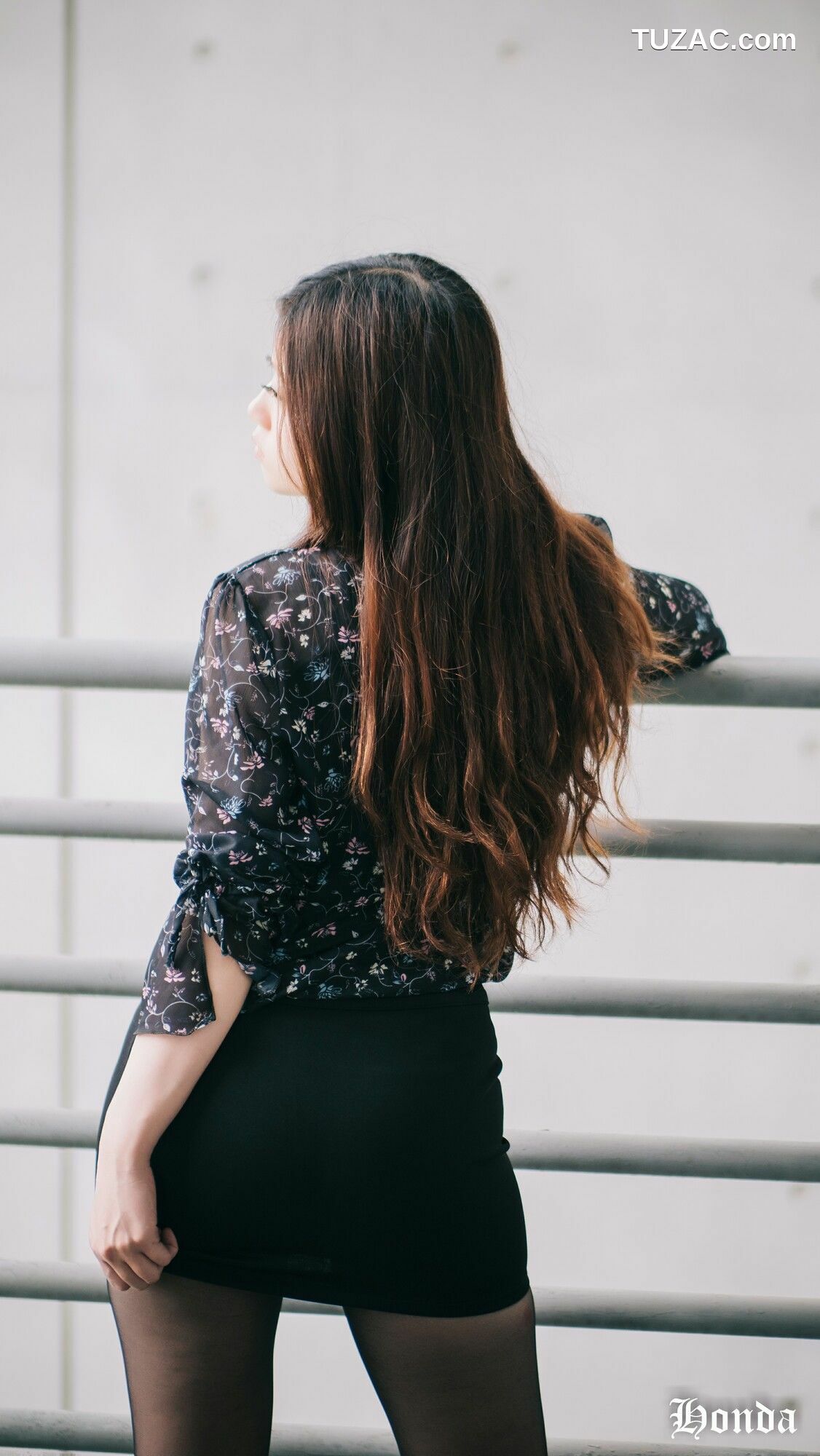 台湾正妹_ Becky OL服装三套 写真集[47P]