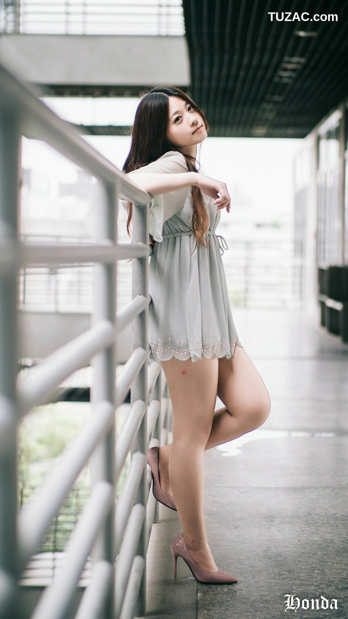 台湾正妹_ Becky OL服装三套 写真集[47P]