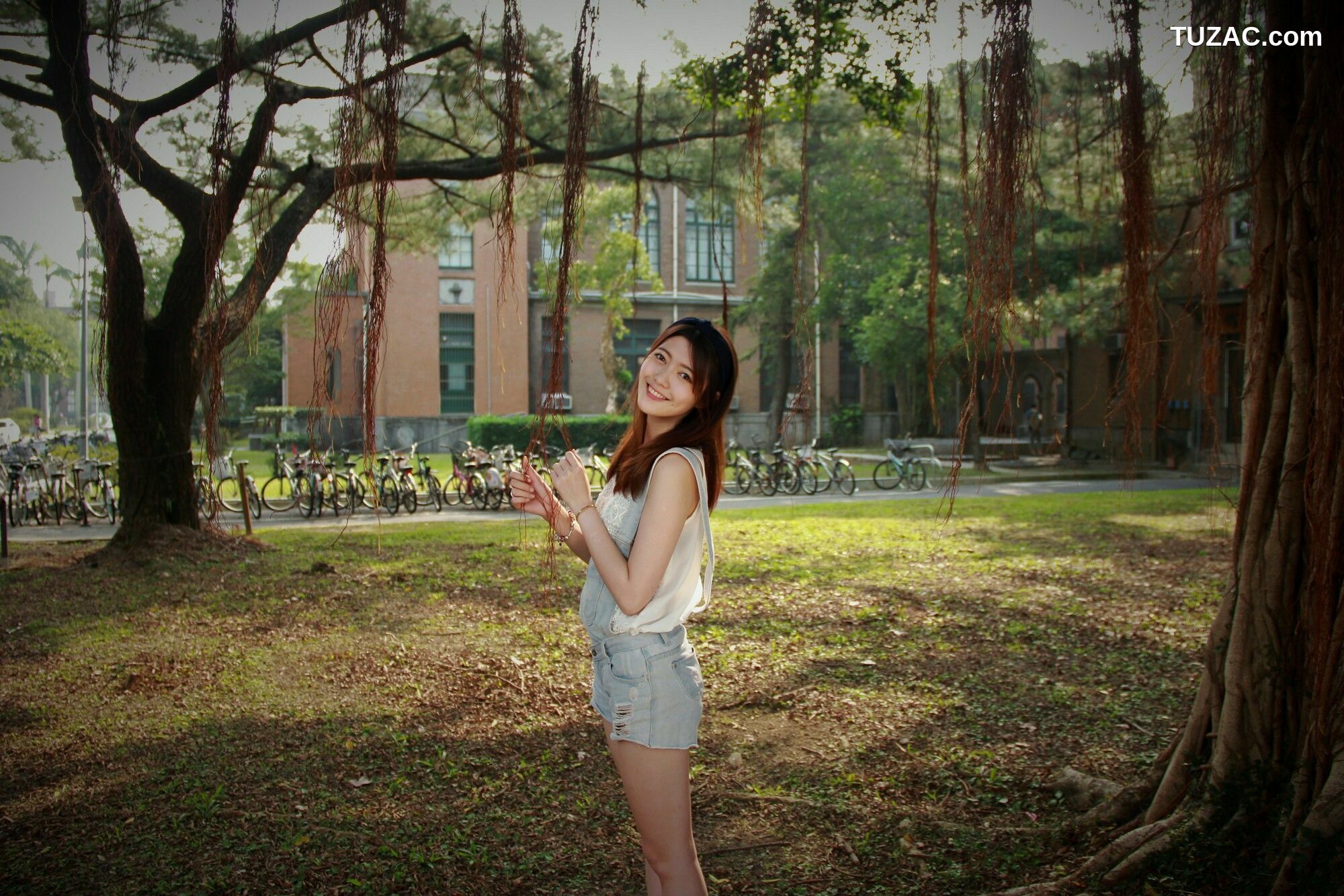 台湾正妹_ Brindy薛薛/黄品瑄《台湾大学外拍》 写真集[53P]