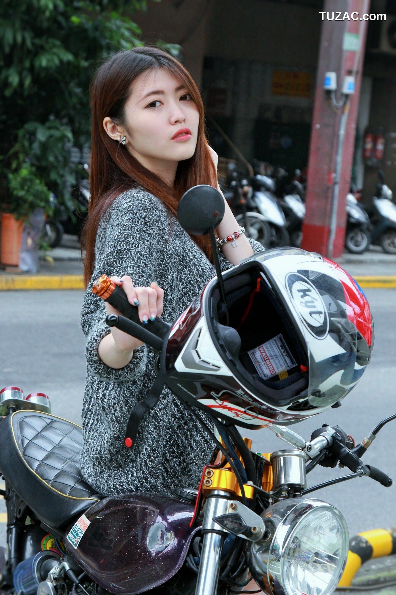 台湾正妹_ Brindy薛薛《龍山寺+圣诞夜拍》 写真集[47P]