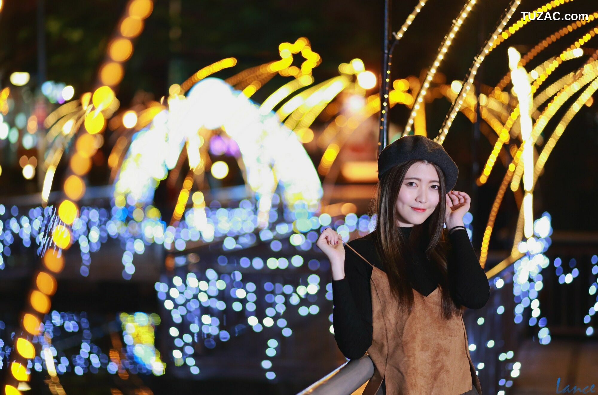 台湾正妹_ Brindy薛薛《龍山寺+圣诞夜拍》 写真集[47P]