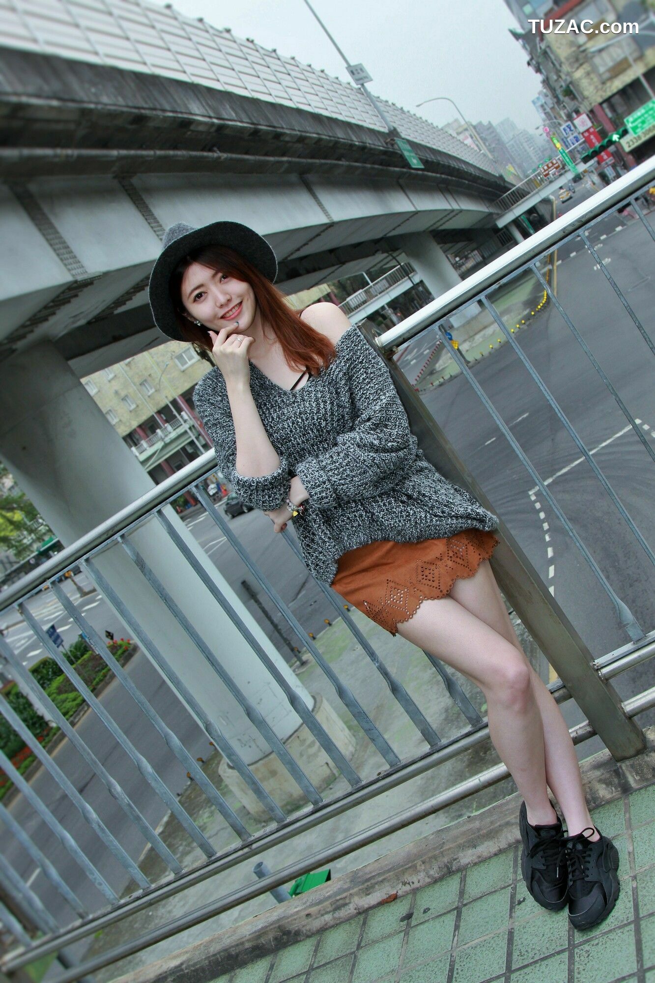 台湾正妹_ Brindy薛薛《龍山寺+圣诞夜拍》 写真集[47P]