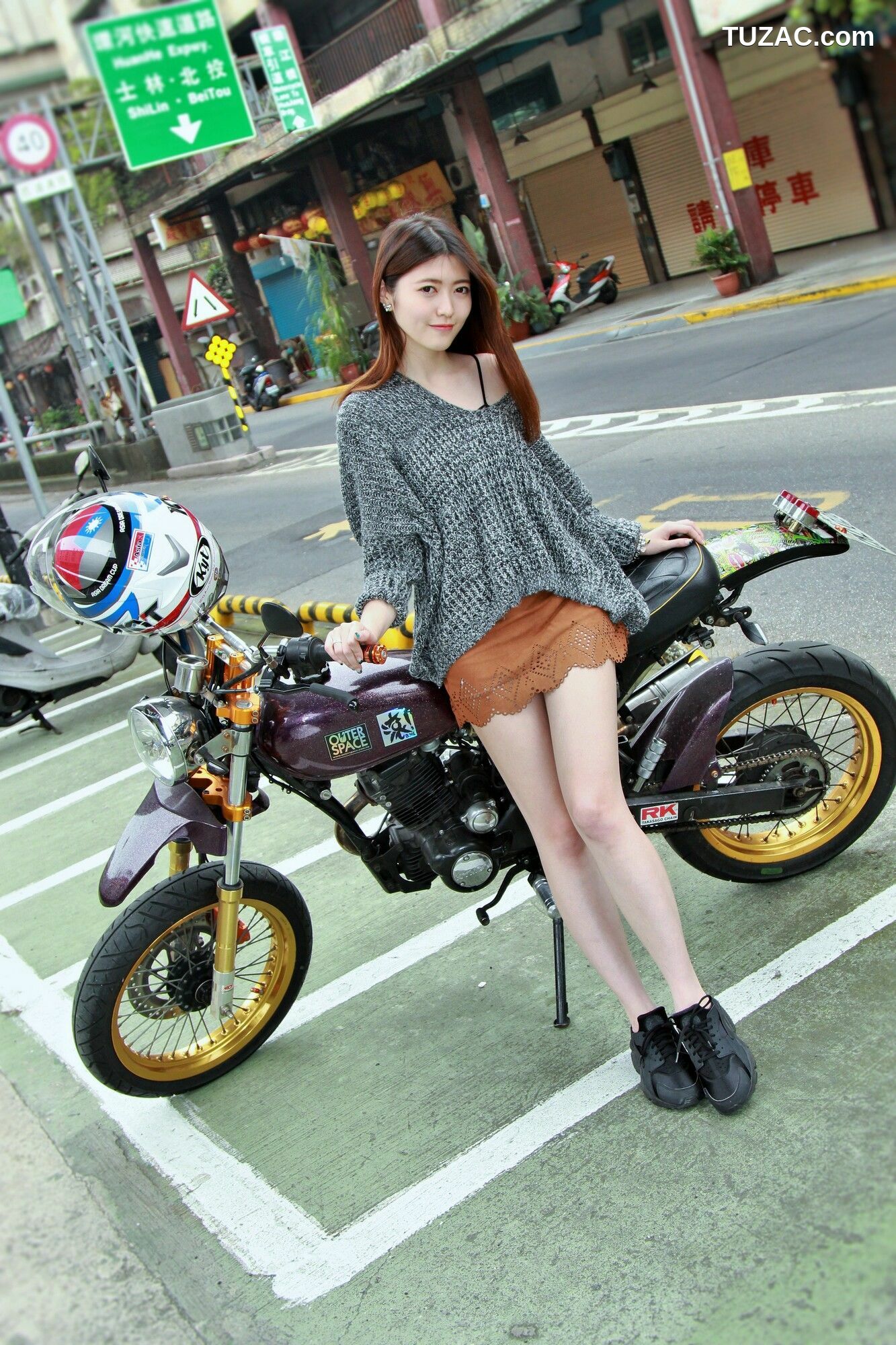 台湾正妹_ Brindy薛薛《龍山寺+圣诞夜拍》 写真集[47P]