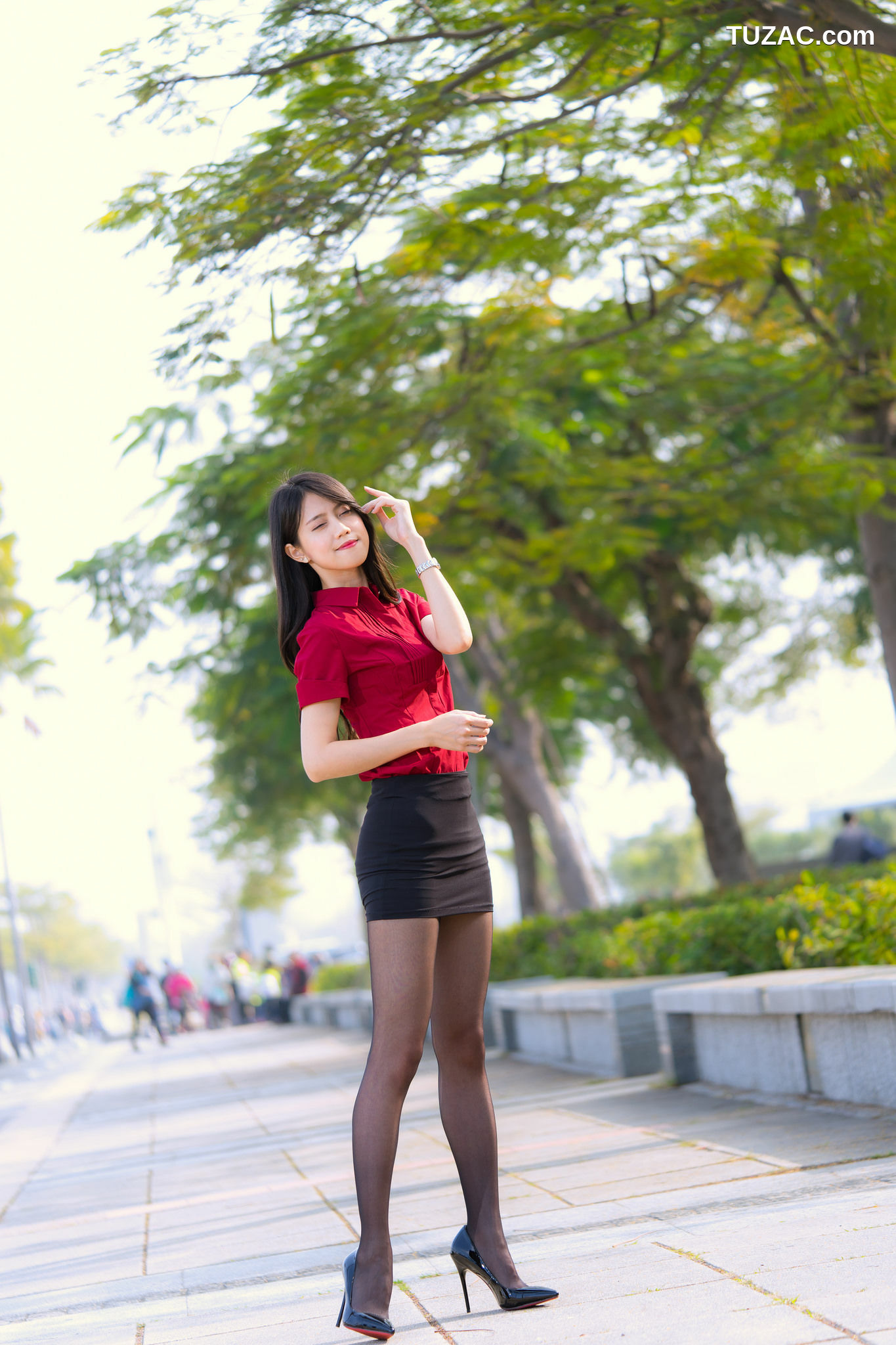 台湾正妹_ Candy宝儿《夢時代黑丝街拍》 写真集[90P]