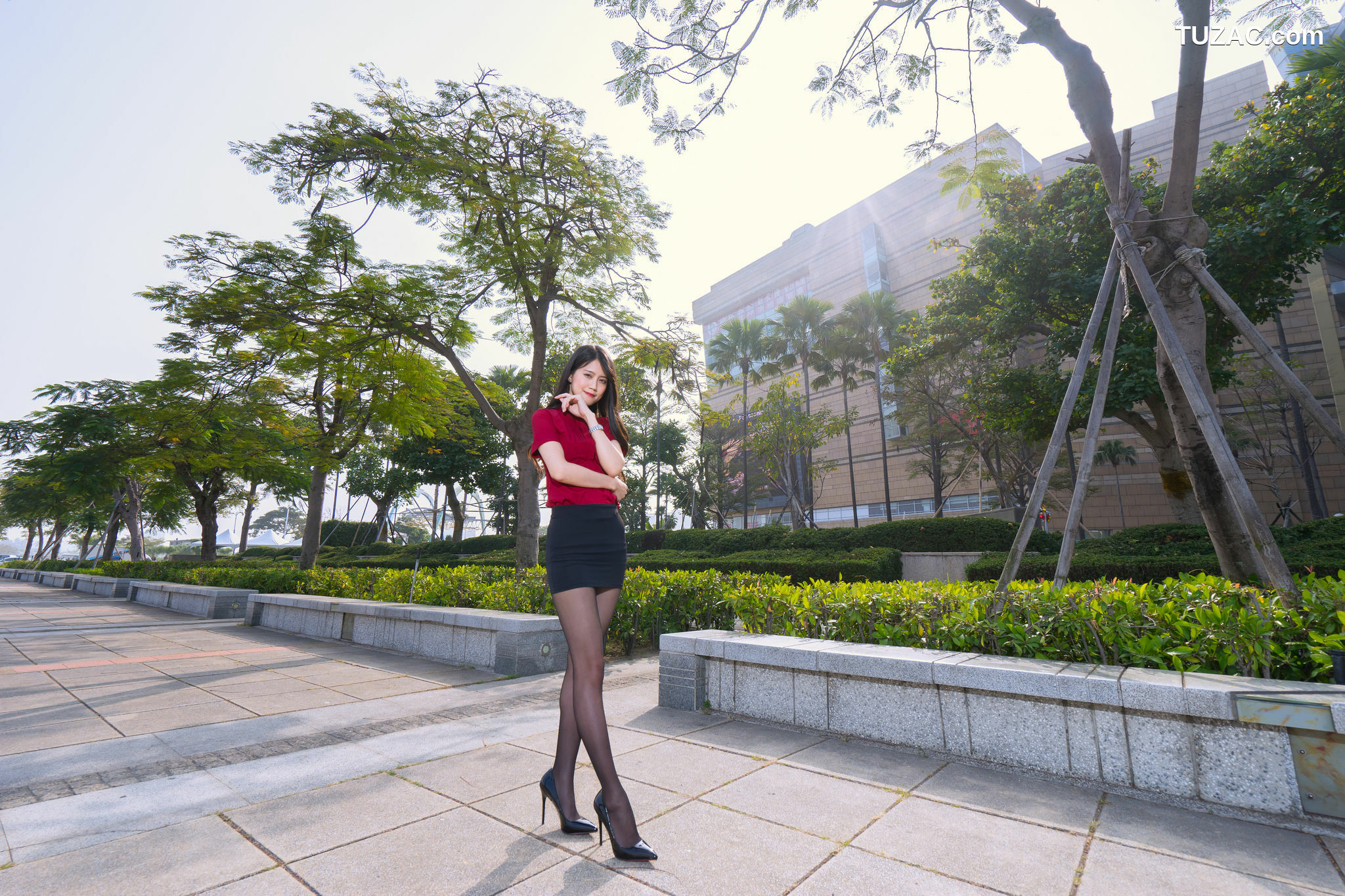 台湾正妹_ Candy宝儿《夢時代黑丝街拍》 写真集[90P]