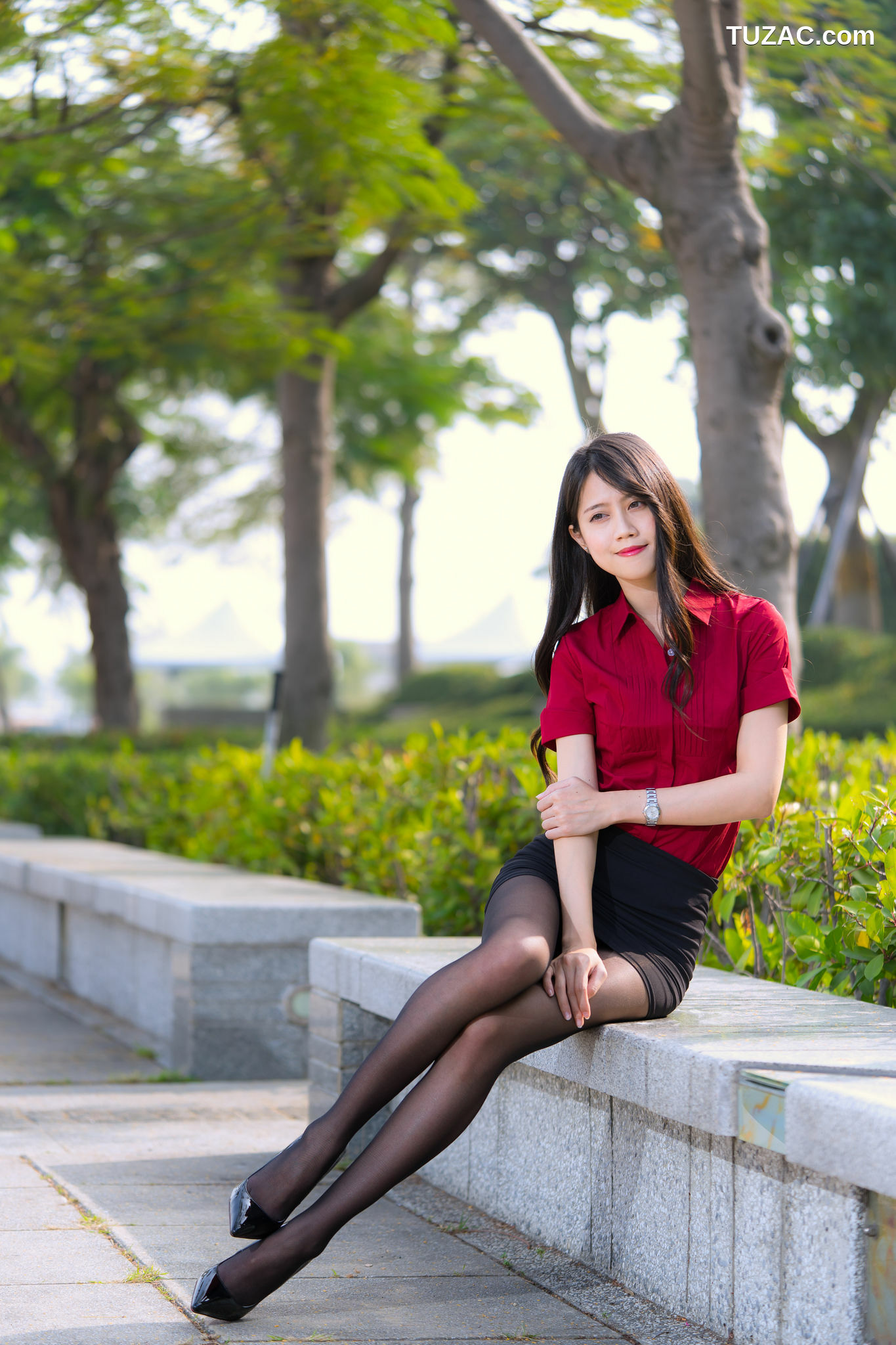 台湾正妹_ Candy宝儿《夢時代黑丝街拍》 写真集[90P]