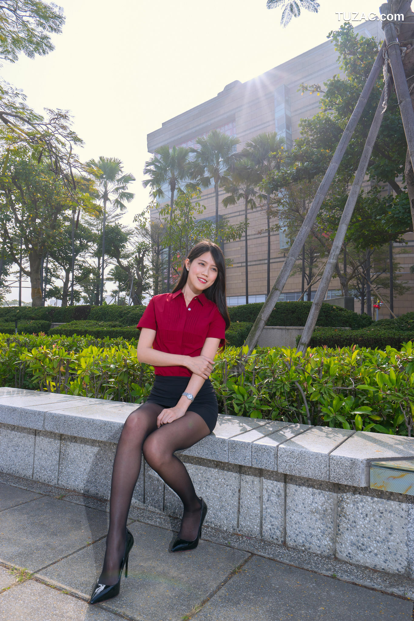台湾正妹_ Candy宝儿《夢時代黑丝街拍》 写真集[90P]