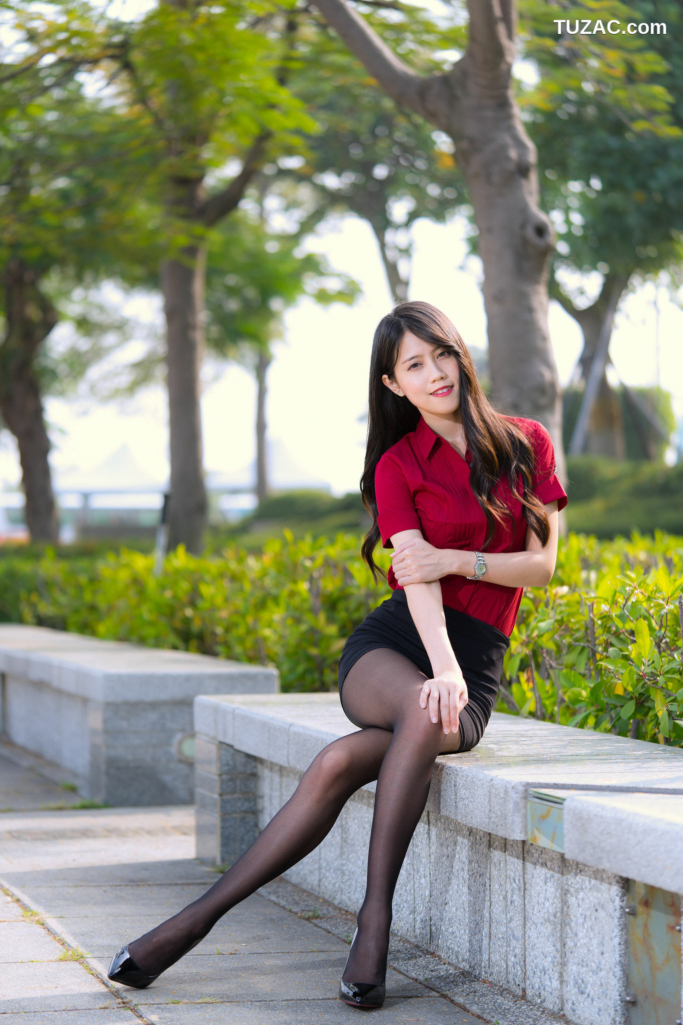 台湾正妹_ Candy宝儿《夢時代黑丝街拍》 写真集[90P]