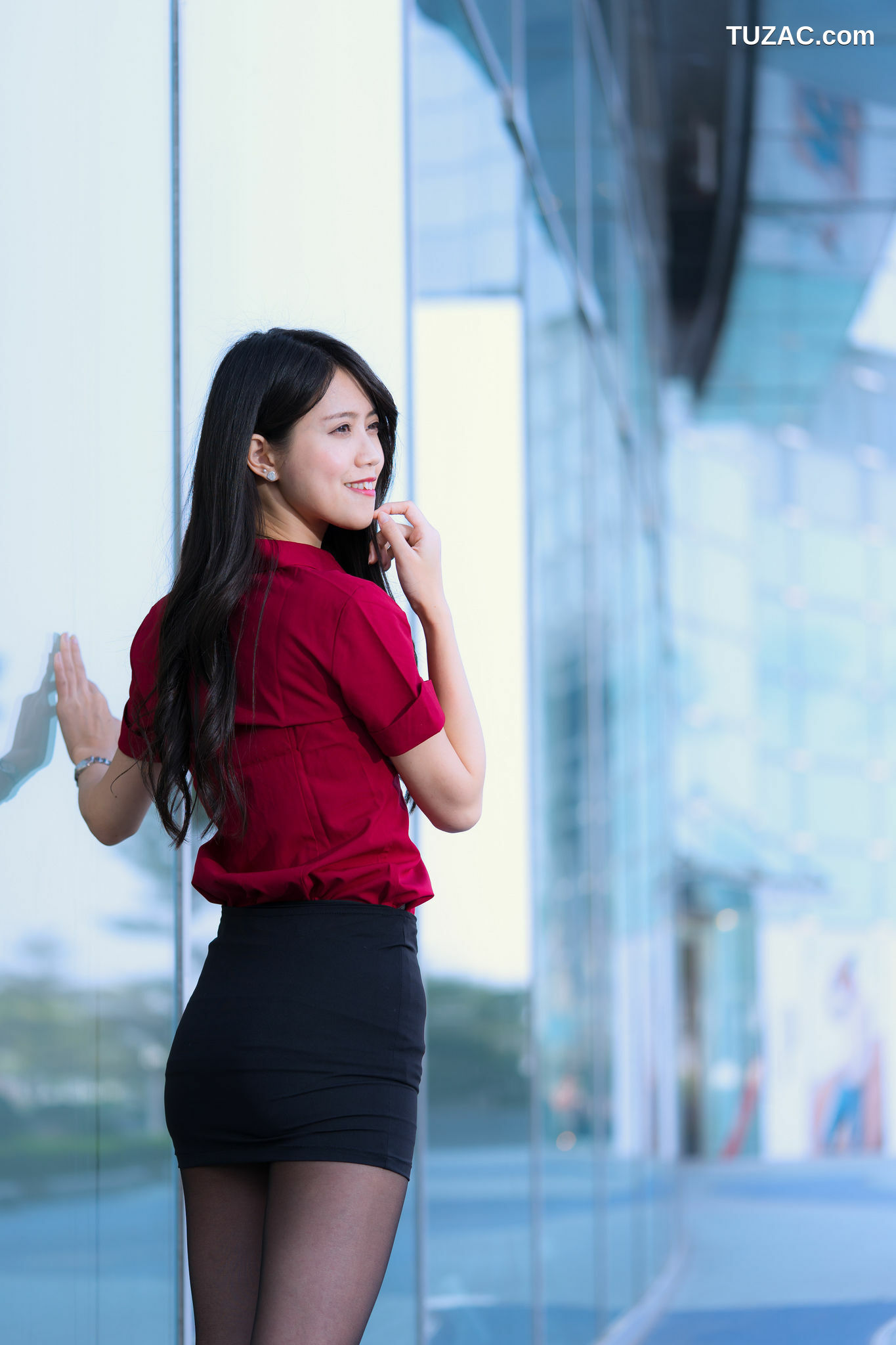 台湾正妹_ Candy宝儿《夢時代黑丝街拍》 写真集[90P]