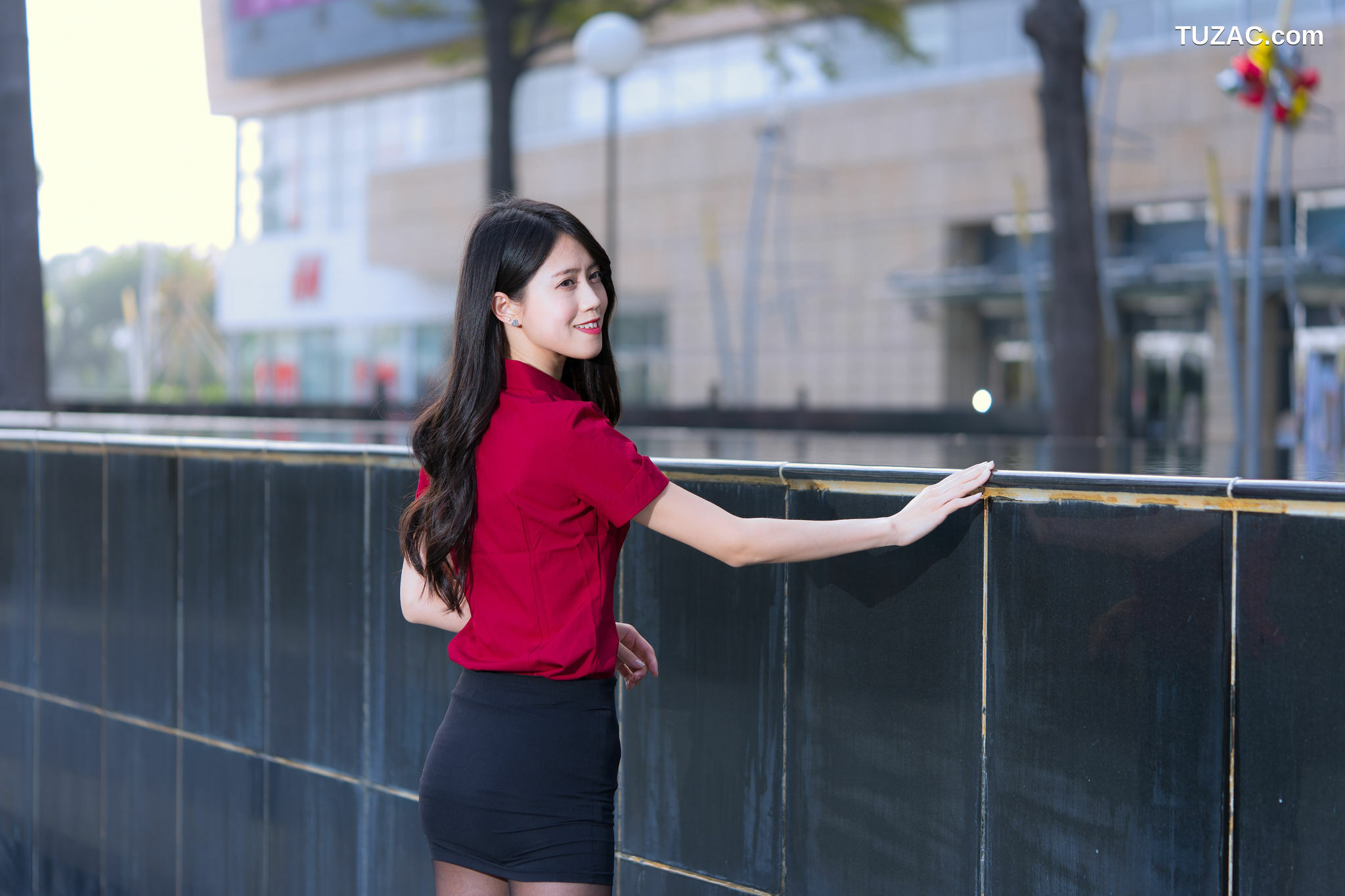 台湾正妹_ Candy宝儿《夢時代黑丝街拍》 写真集[90P]