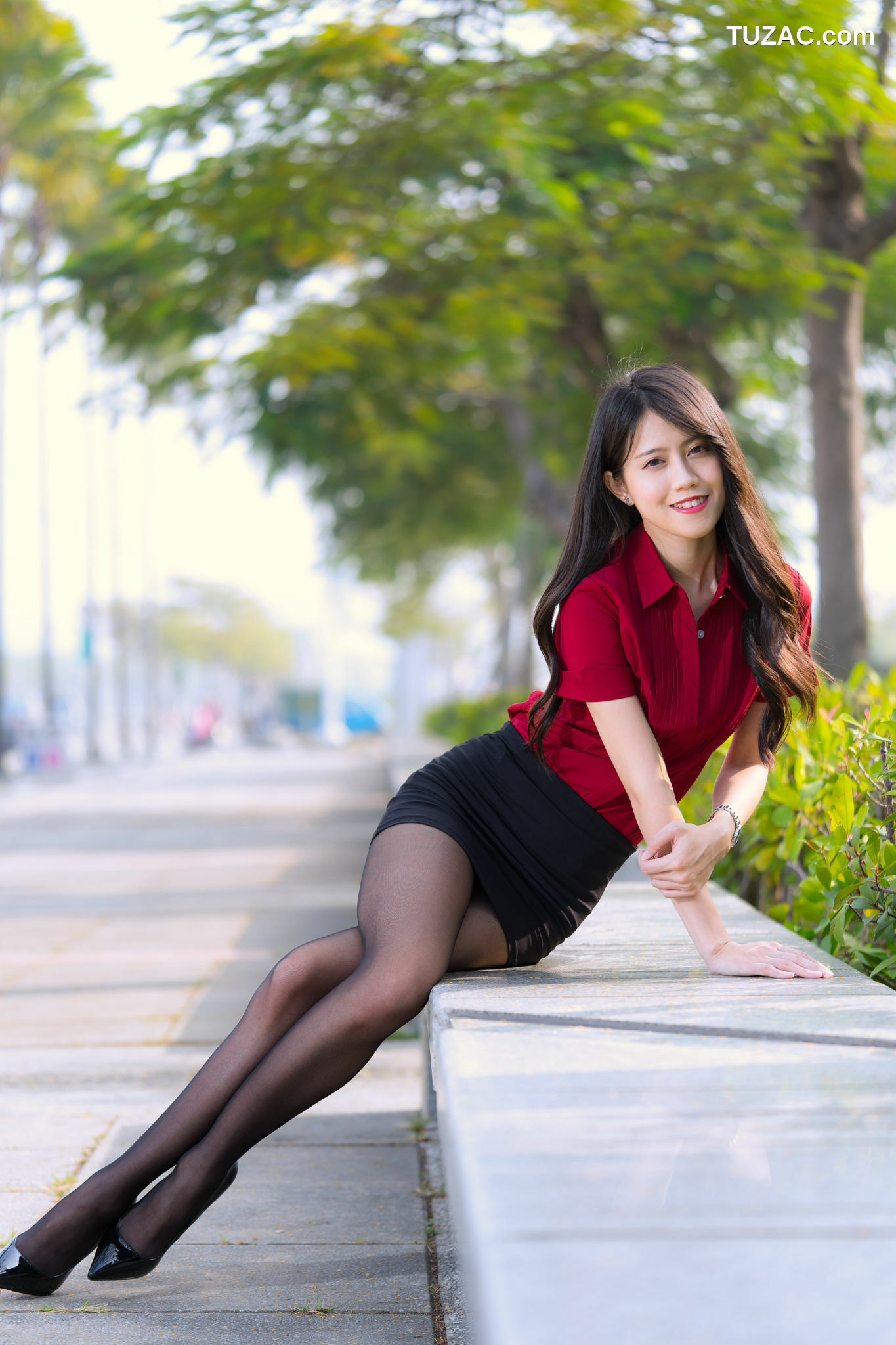 台湾正妹_ Candy宝儿《夢時代黑丝街拍》 写真集[90P]