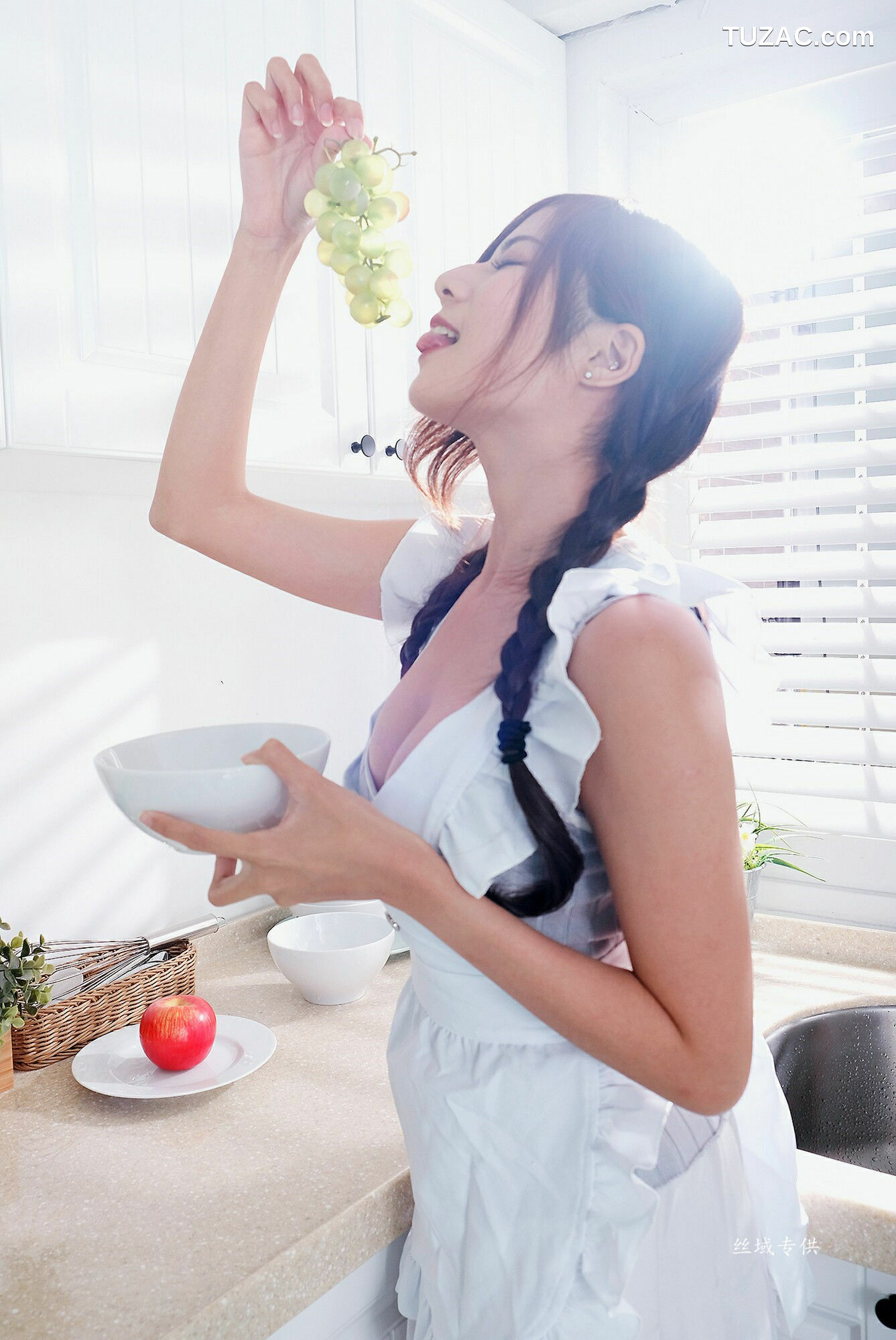 台湾正妹_ Chubby方唯真《俏厨娘+女警系列》 写真集[57P]