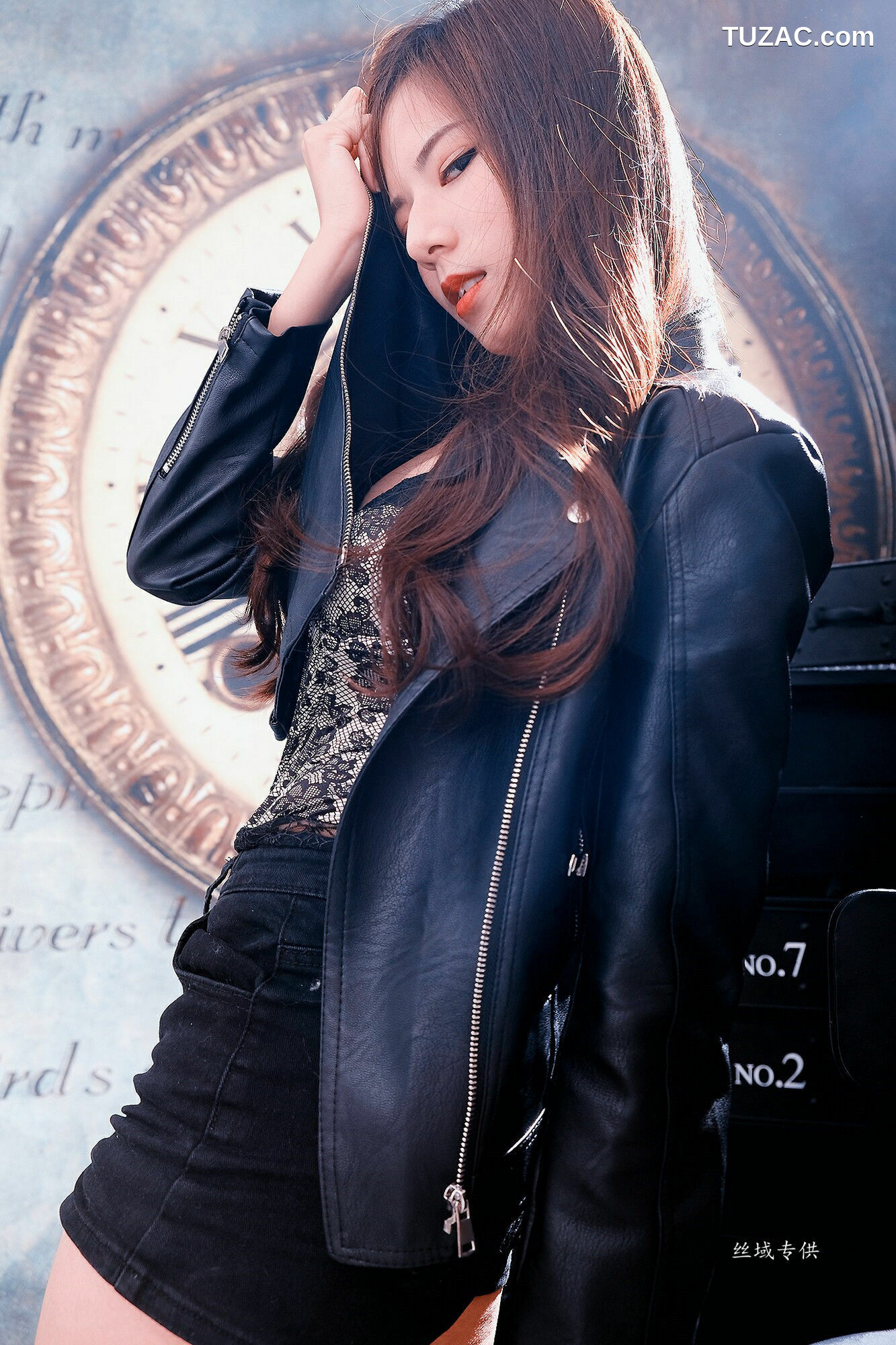 台湾正妹_ Chubby方唯真《俏厨娘+女警系列》 写真集[57P]