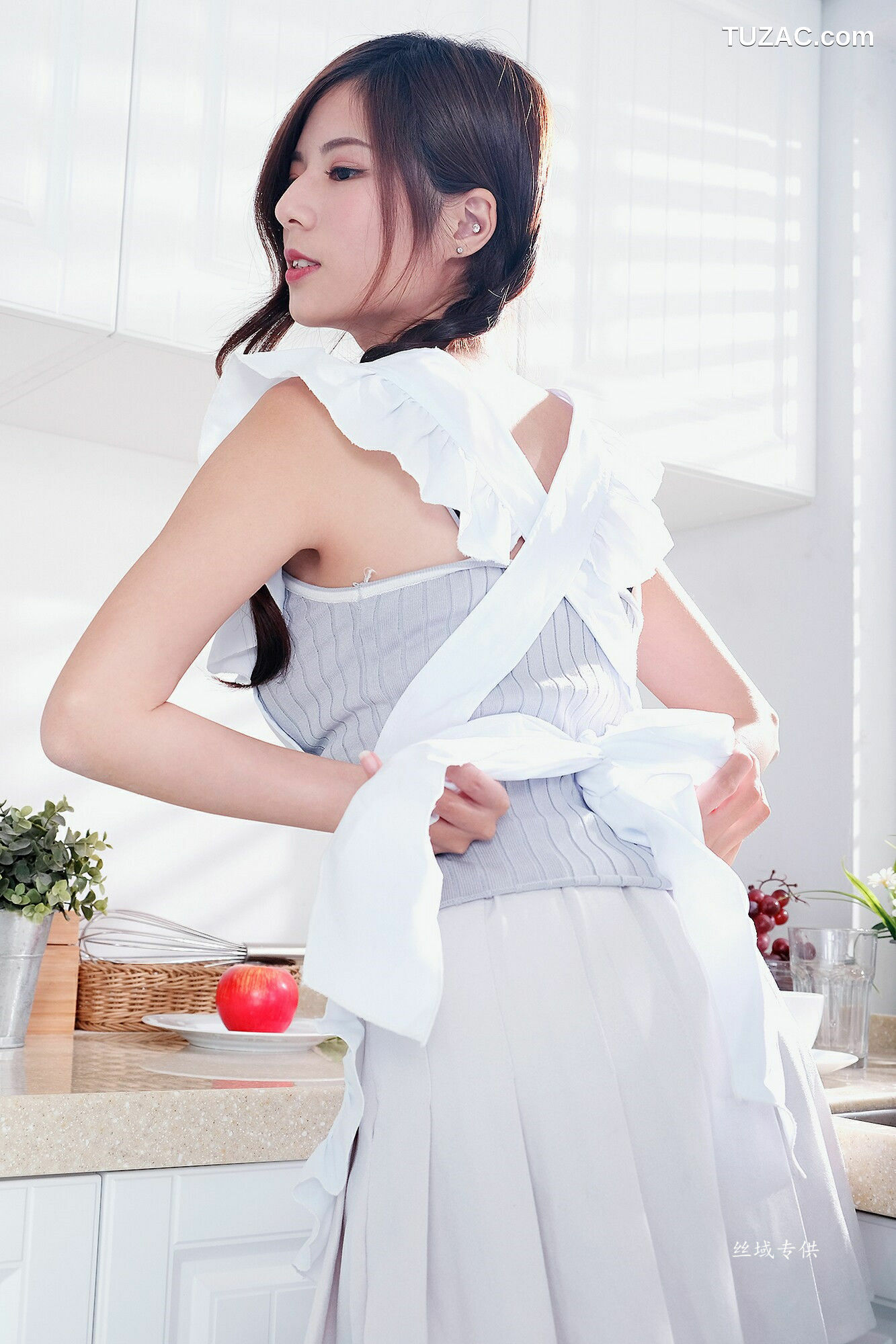 台湾正妹_ Chubby方唯真《俏厨娘+女警系列》 写真集[57P]