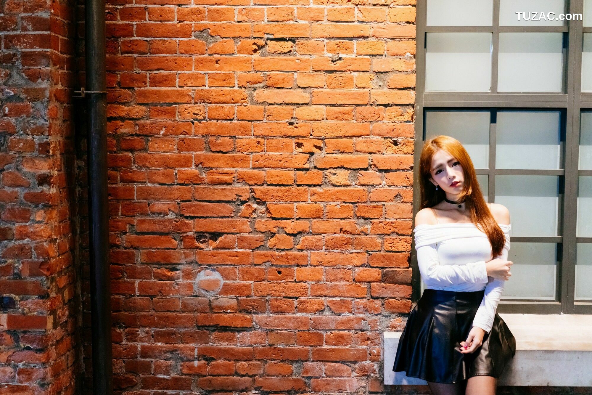 台湾正妹_ Dora周盈欣 街拍长靴黑丝皮裙 写真集[99P]