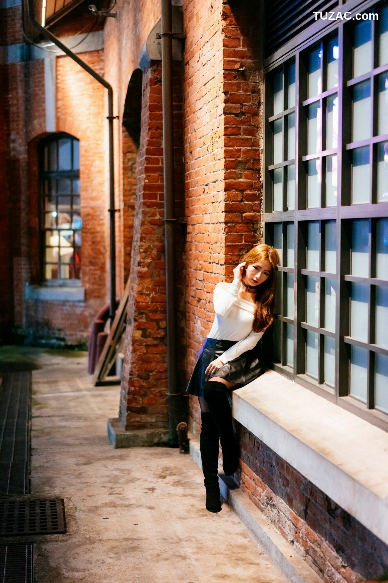 台湾正妹_ Dora周盈欣 街拍长靴黑丝皮裙 写真集[99P]