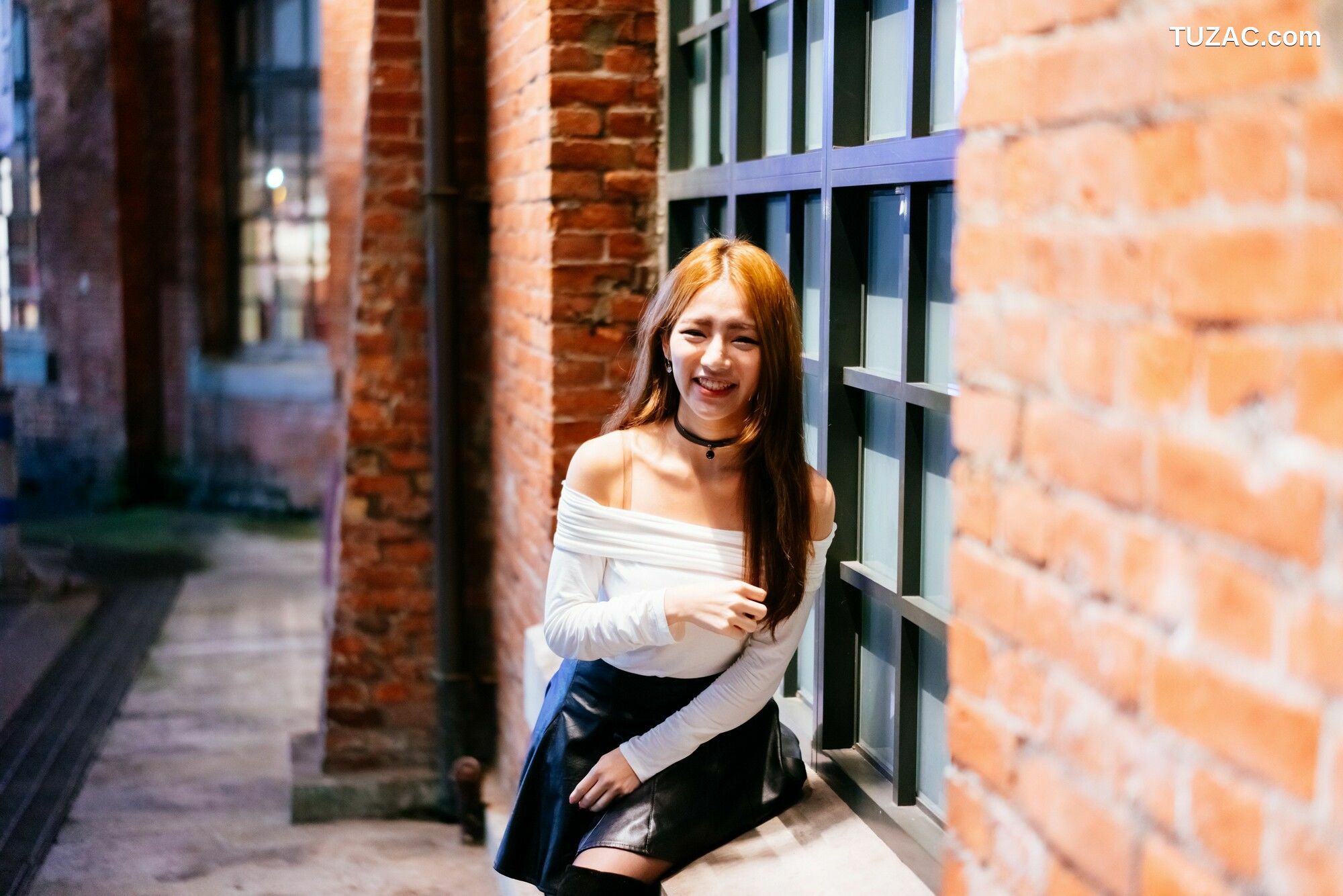 台湾正妹_ Dora周盈欣 街拍长靴黑丝皮裙 写真集[99P]