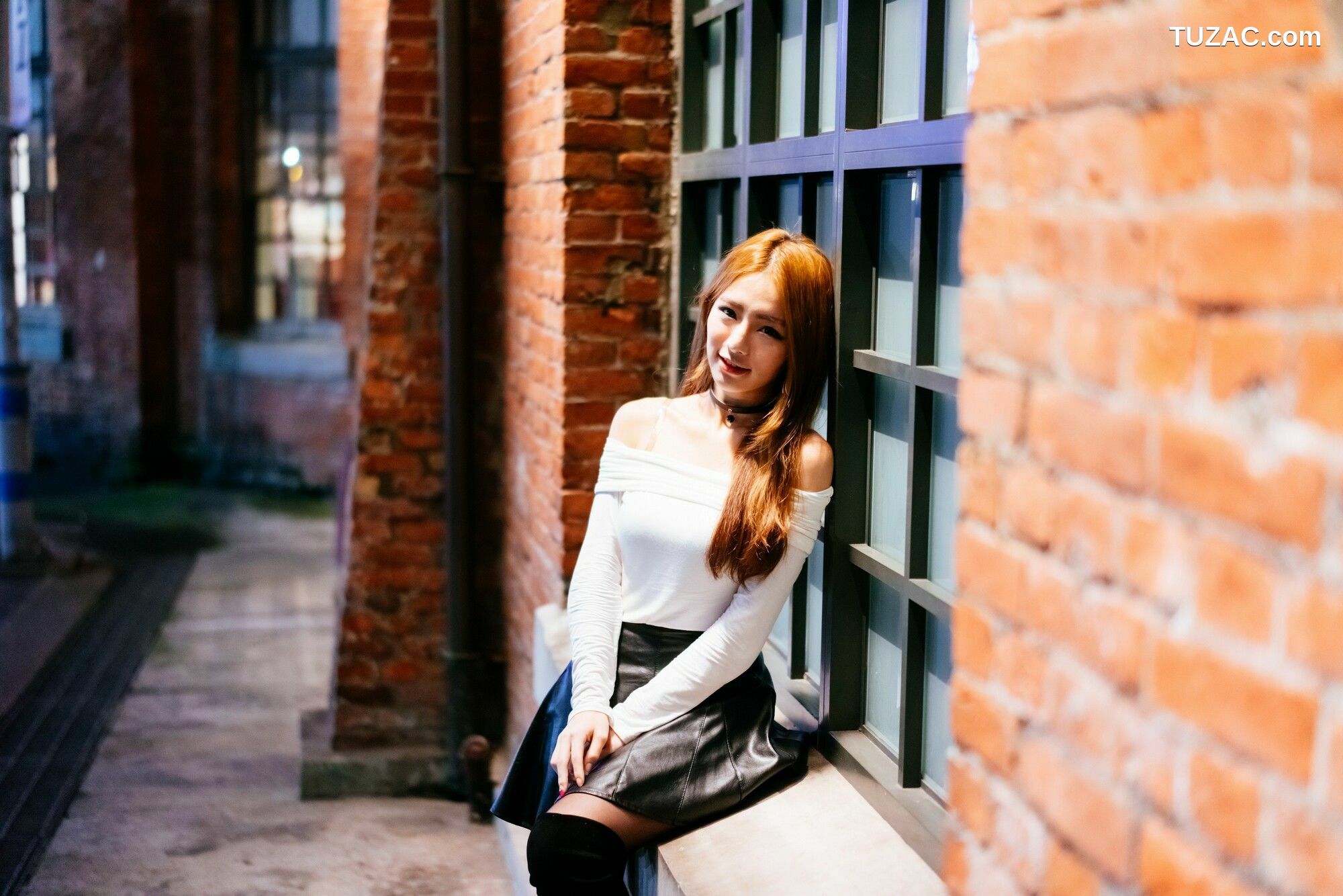 台湾正妹_ Dora周盈欣 街拍长靴黑丝皮裙 写真集[99P]