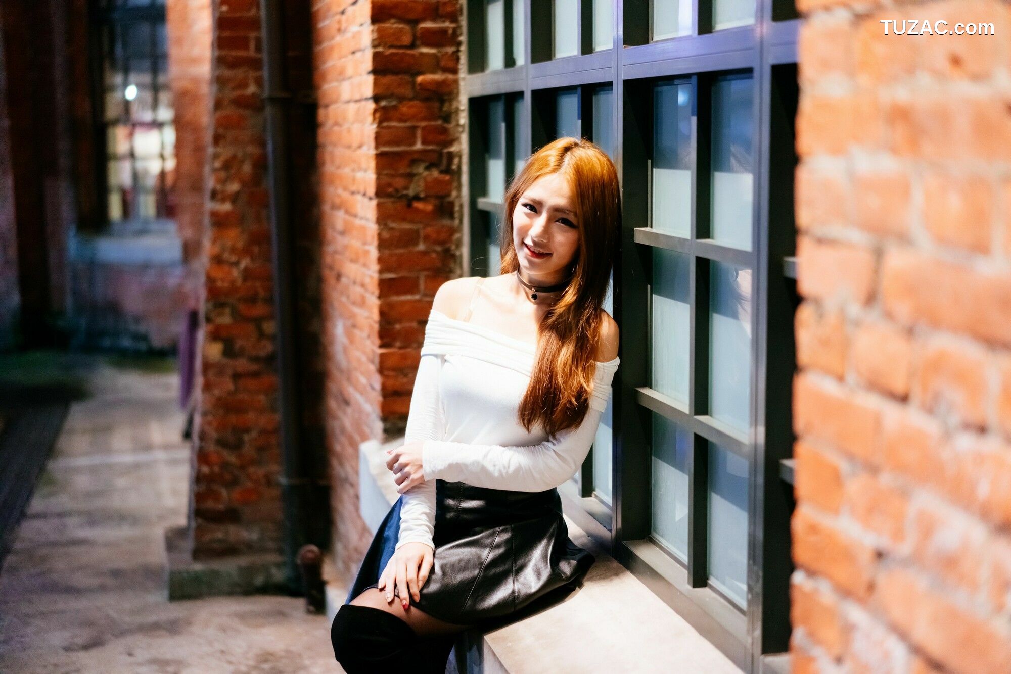 台湾正妹_ Dora周盈欣 街拍长靴黑丝皮裙 写真集[99P]