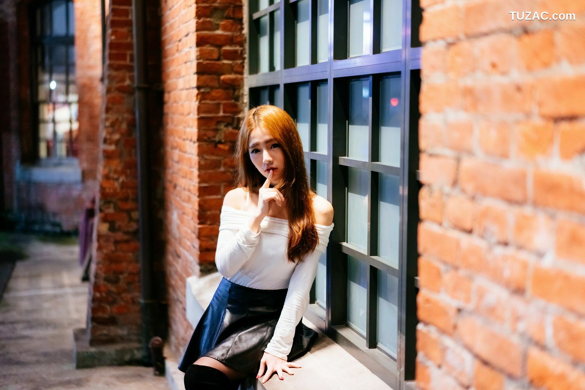 台湾正妹_ Dora周盈欣 街拍长靴黑丝皮裙 写真集[99P]