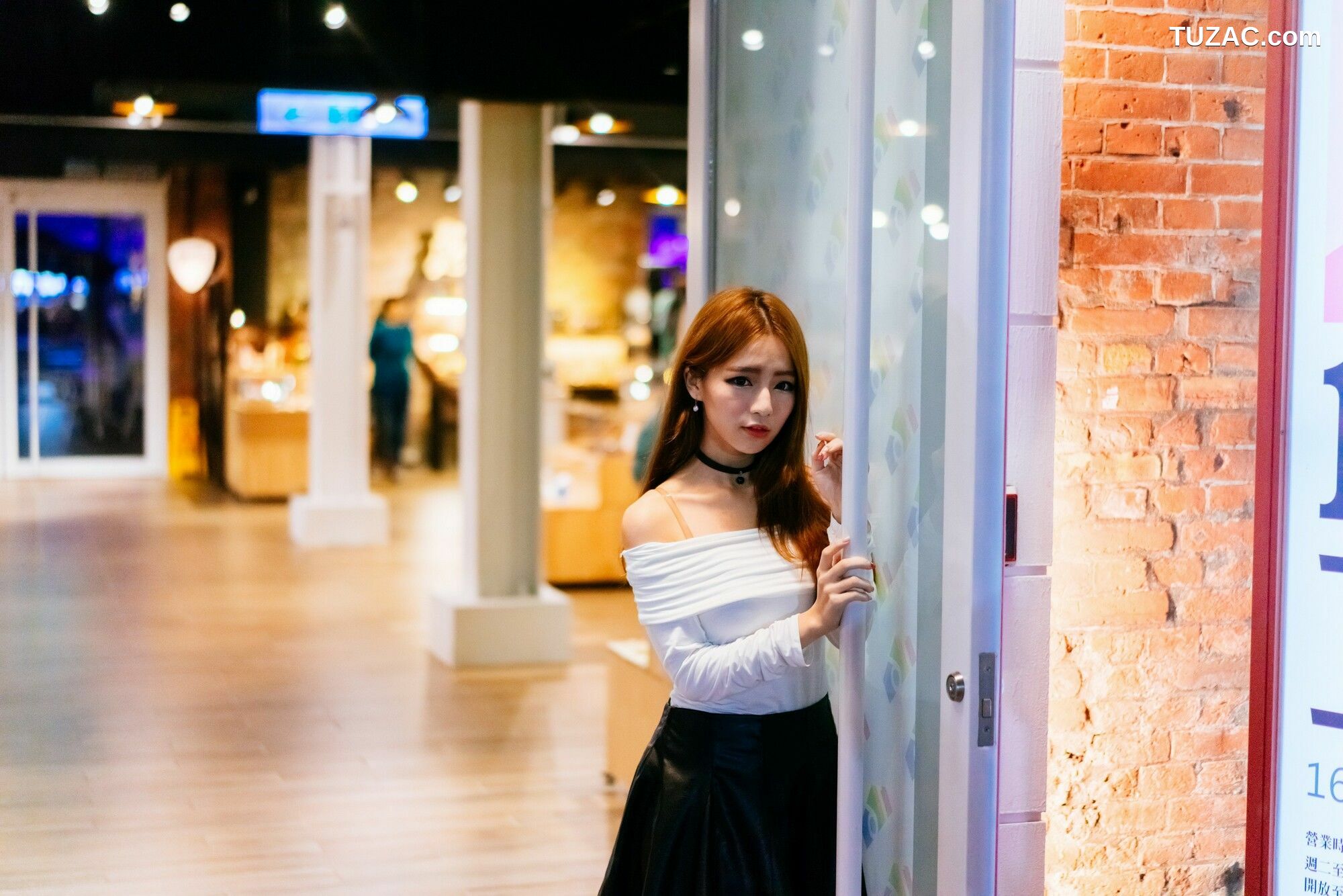 台湾正妹_ Dora周盈欣 街拍长靴黑丝皮裙 写真集[99P]