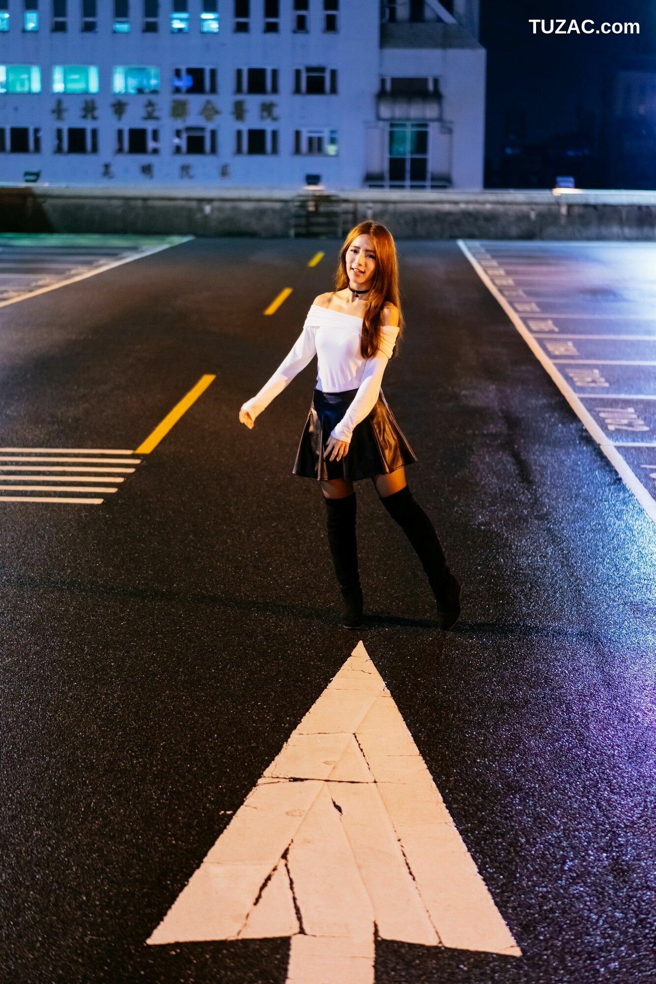 台湾正妹_ Dora周盈欣 街拍长靴黑丝皮裙 写真集[99P]