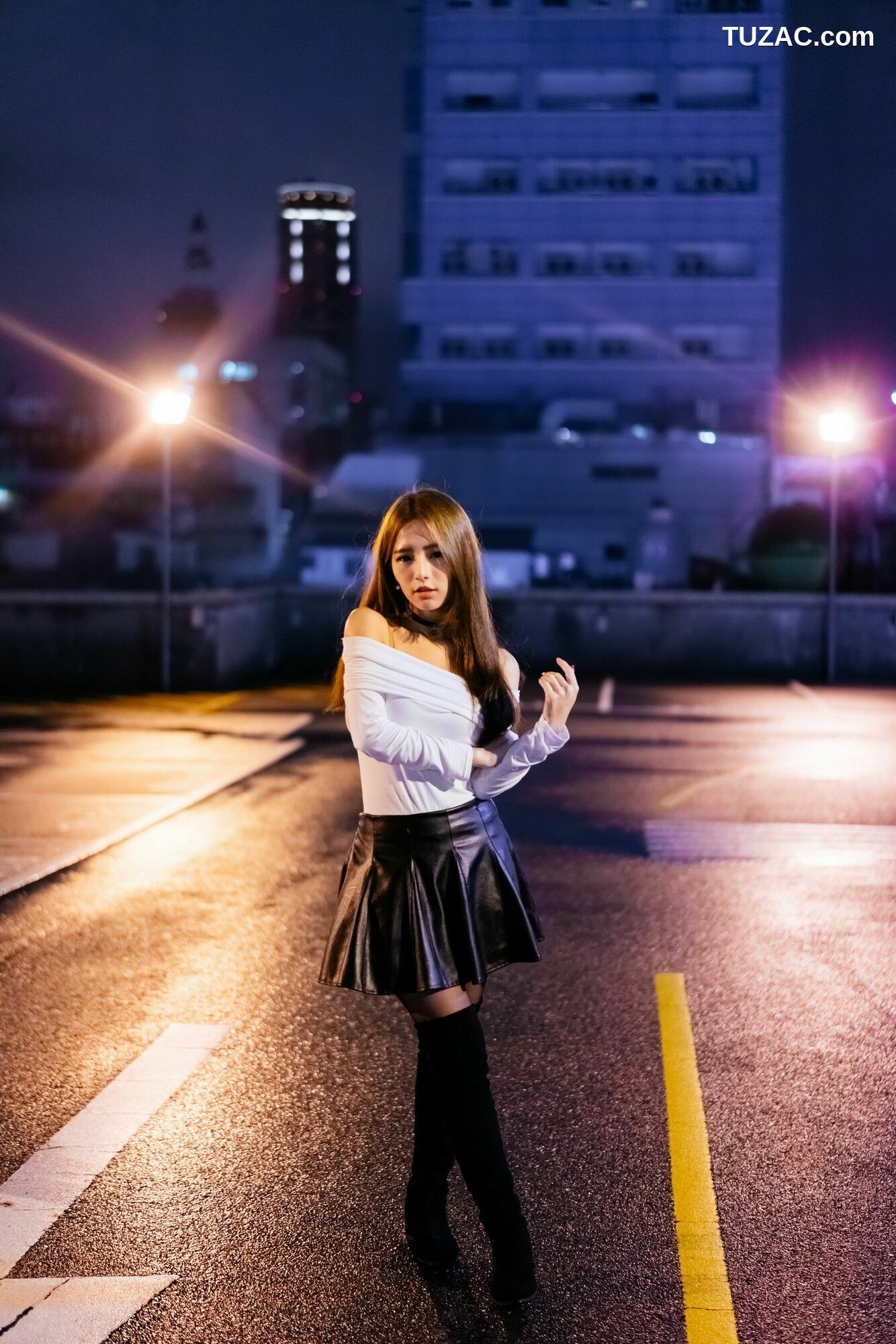 台湾正妹_ Dora周盈欣 街拍长靴黑丝皮裙 写真集[99P]