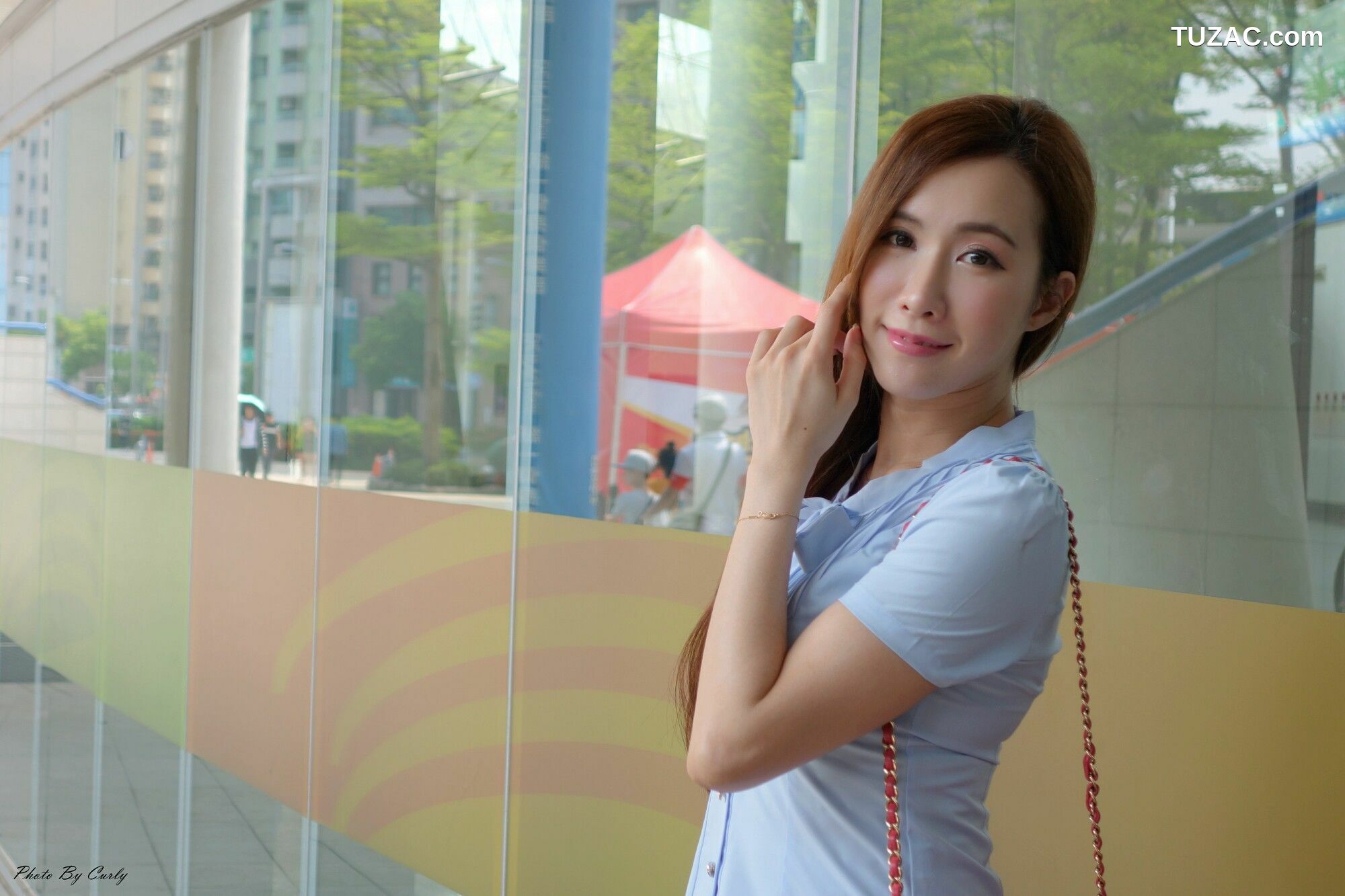 台湾正妹_ Dora妍希《OL黑丝~高雄巨蛋》 写真集[54P]