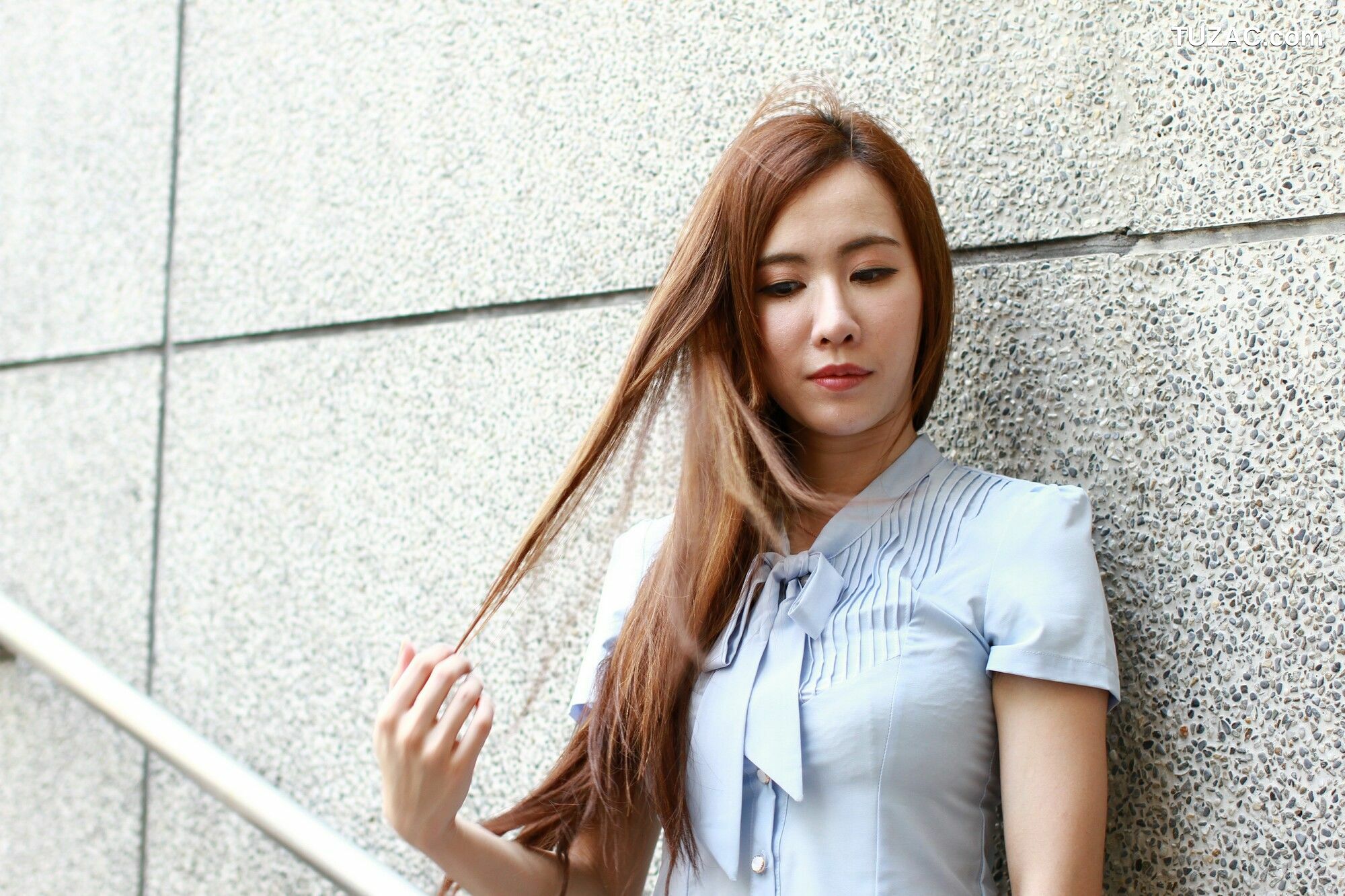 台湾正妹_ Dora妍希《OL黑丝~高雄巨蛋》 写真集[54P]