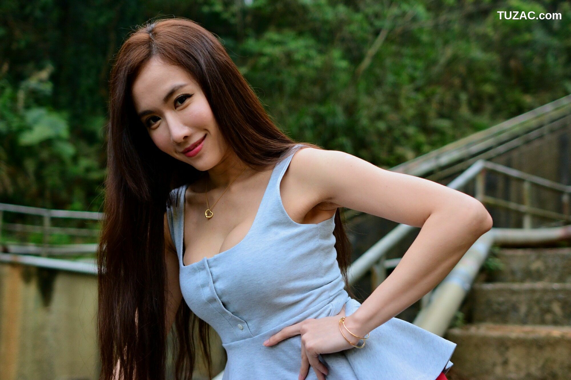 台湾正妹_ Dora妍希《山水綠外拍（三套服装）》 写真集[46P]