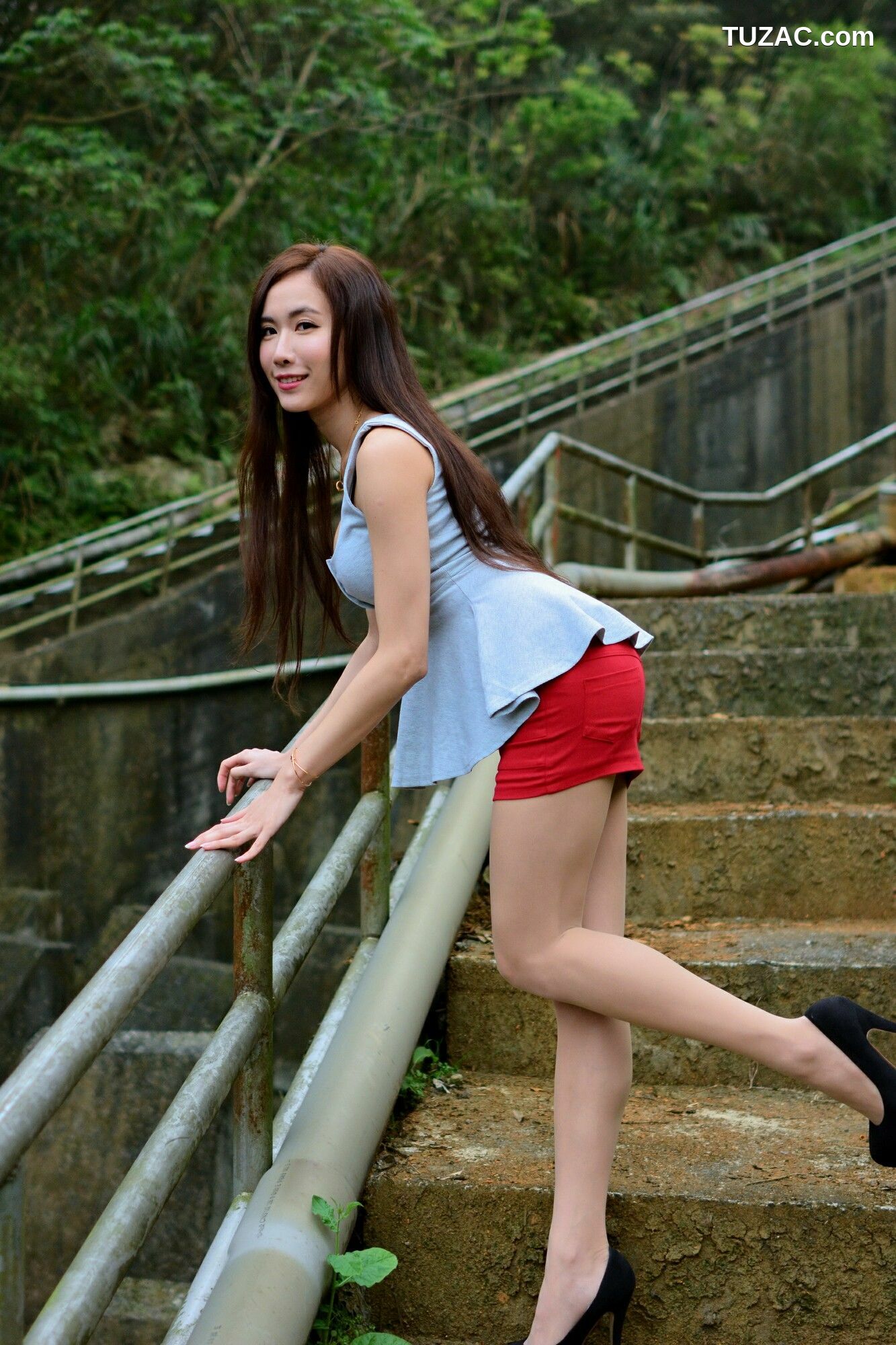 台湾正妹_ Dora妍希《山水綠外拍（三套服装）》 写真集[46P]