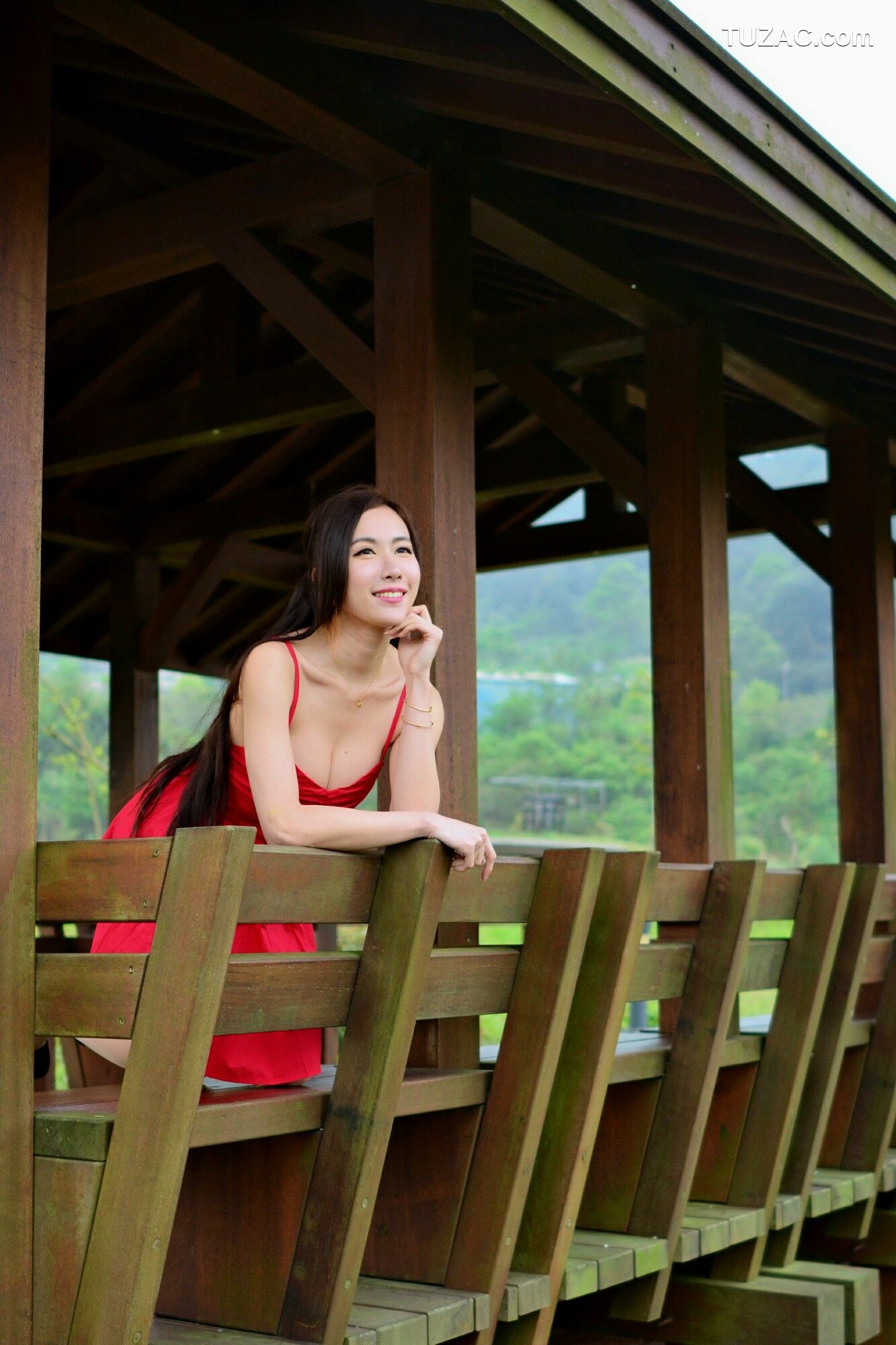 台湾正妹_ Dora妍希《山水綠外拍（三套服装）》 写真集[46P]