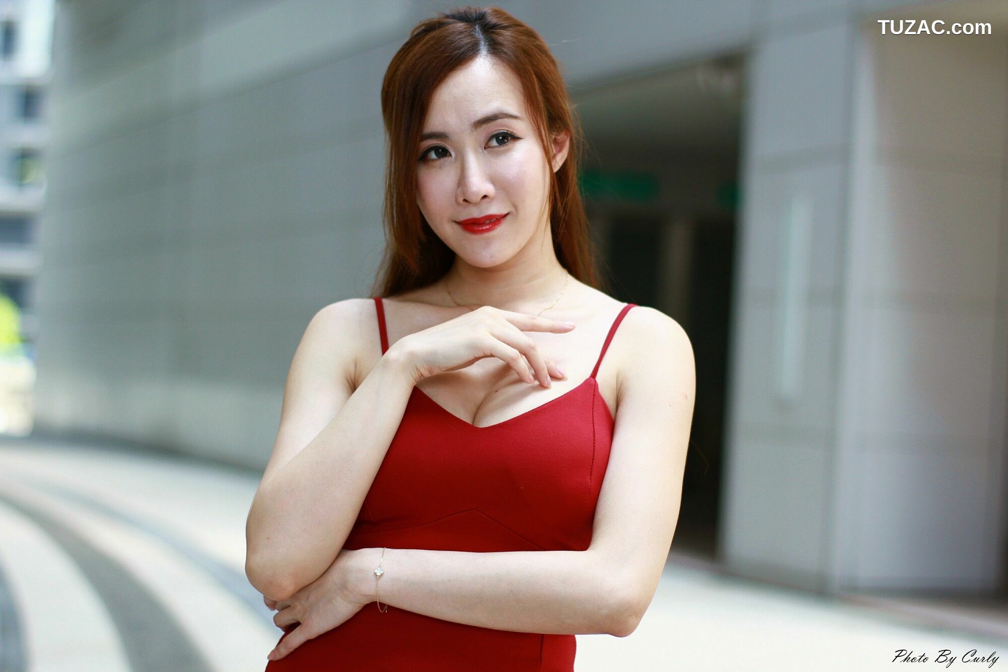 台湾正妹_ Dora妍希《高雄巨蛋~吊带包臀红裙》 写真集[86P]